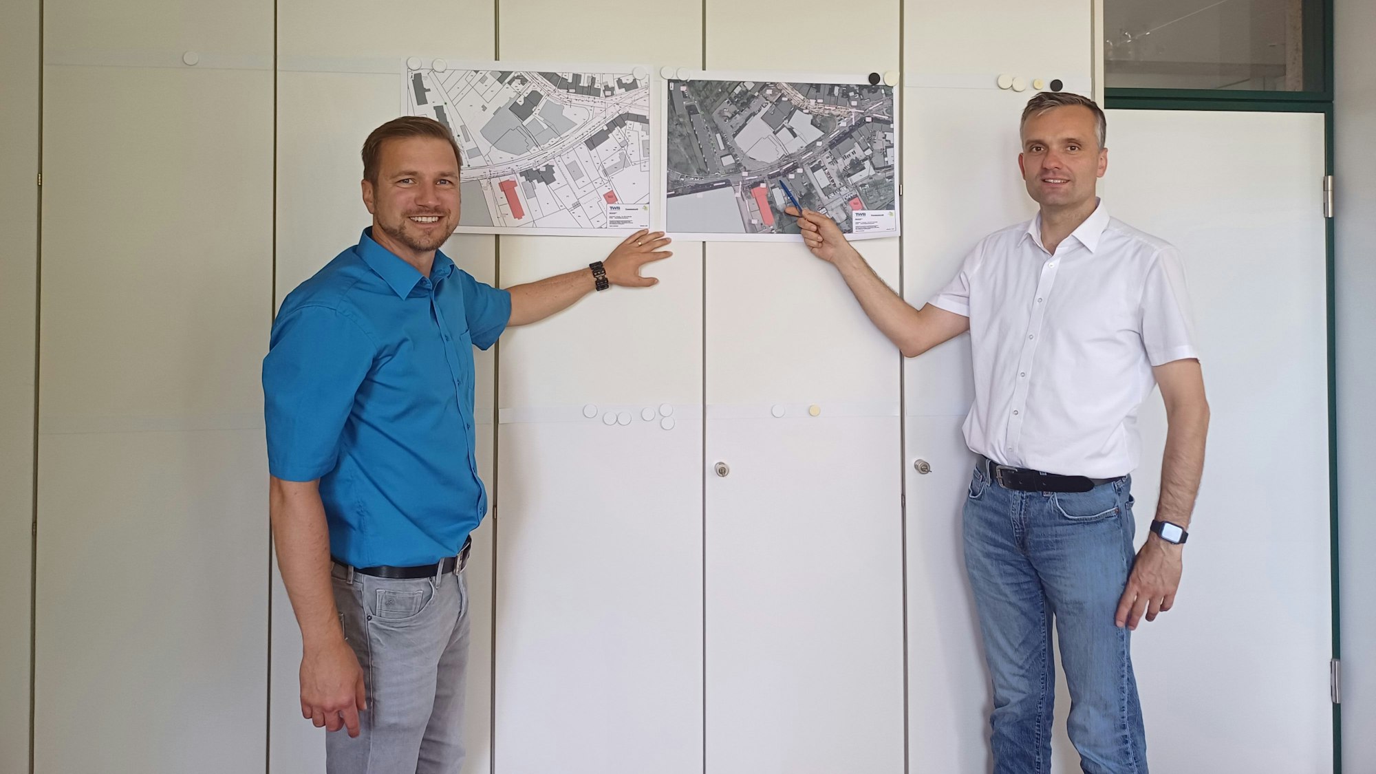 Markus Denke (l.) von den Technischen Werken und Marc Baack von der Stadt planen die Kanalinstandsetzung.