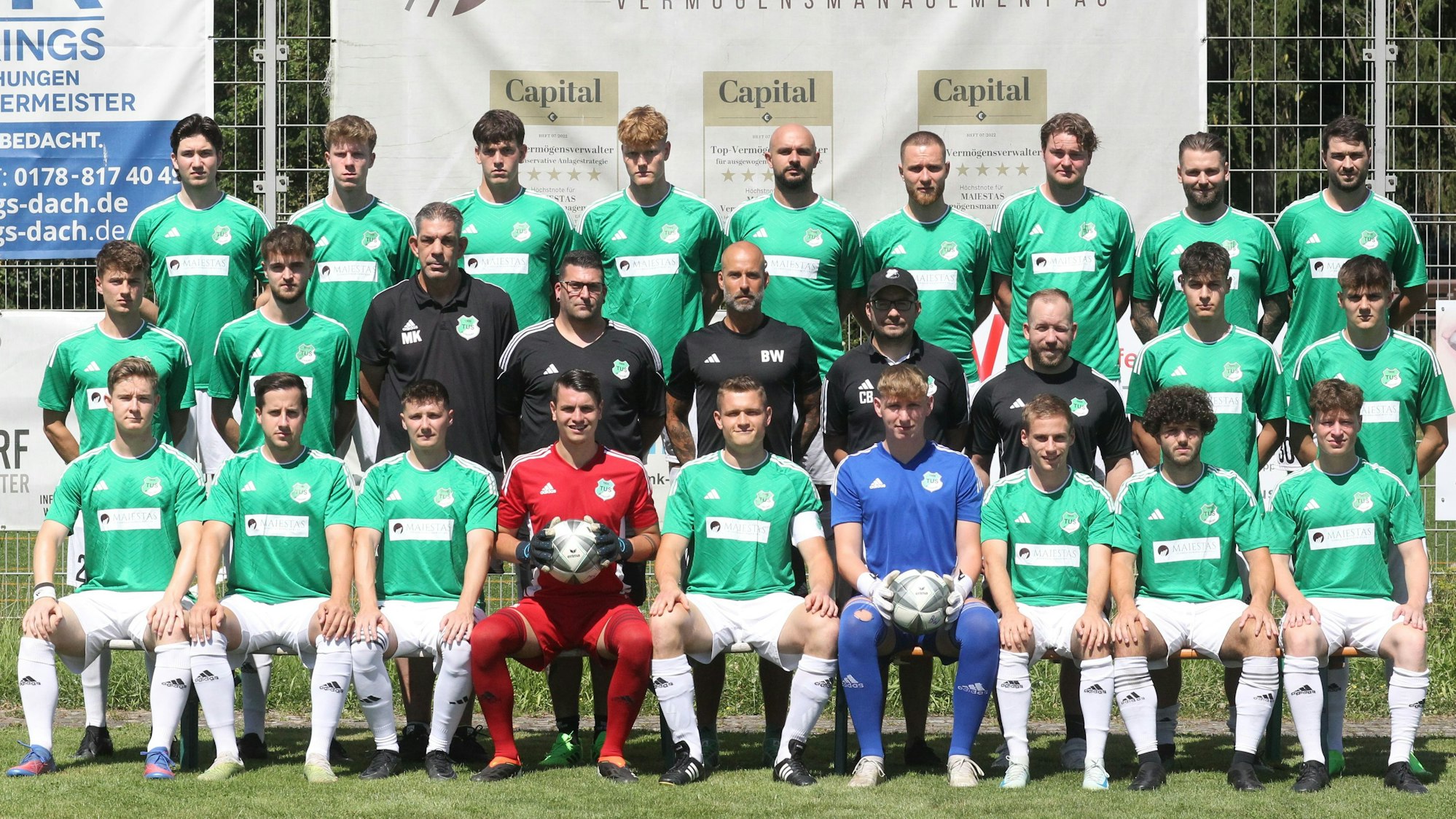 Ron Teige (oben, von links), Maik Noppe, Luca Hübgen, Julius Müller, Mario Wieland, Felix Hens, Till Töller, Sven Brand, Tom Caspers, Hauke Grundhoff (Mitte, von links), Finn Töller, Betreuer Marcello Küpper, Torwarttrainer Eric Bonn, Trainer Bastian Wittenius, Betreuer Christoph Bolz, Physiotherapeut Philipp Bürling, Bastian Balensiefer, Noah Jeromin, Jens Käß (unten, von links), Lucas Inger, Marc Antoine, Joel Dassen, Kapitän Max Müller, Alex Kolb, Felix Schamberg, Julius Hübgen und Luca Brors vom TuS Buisdorf.