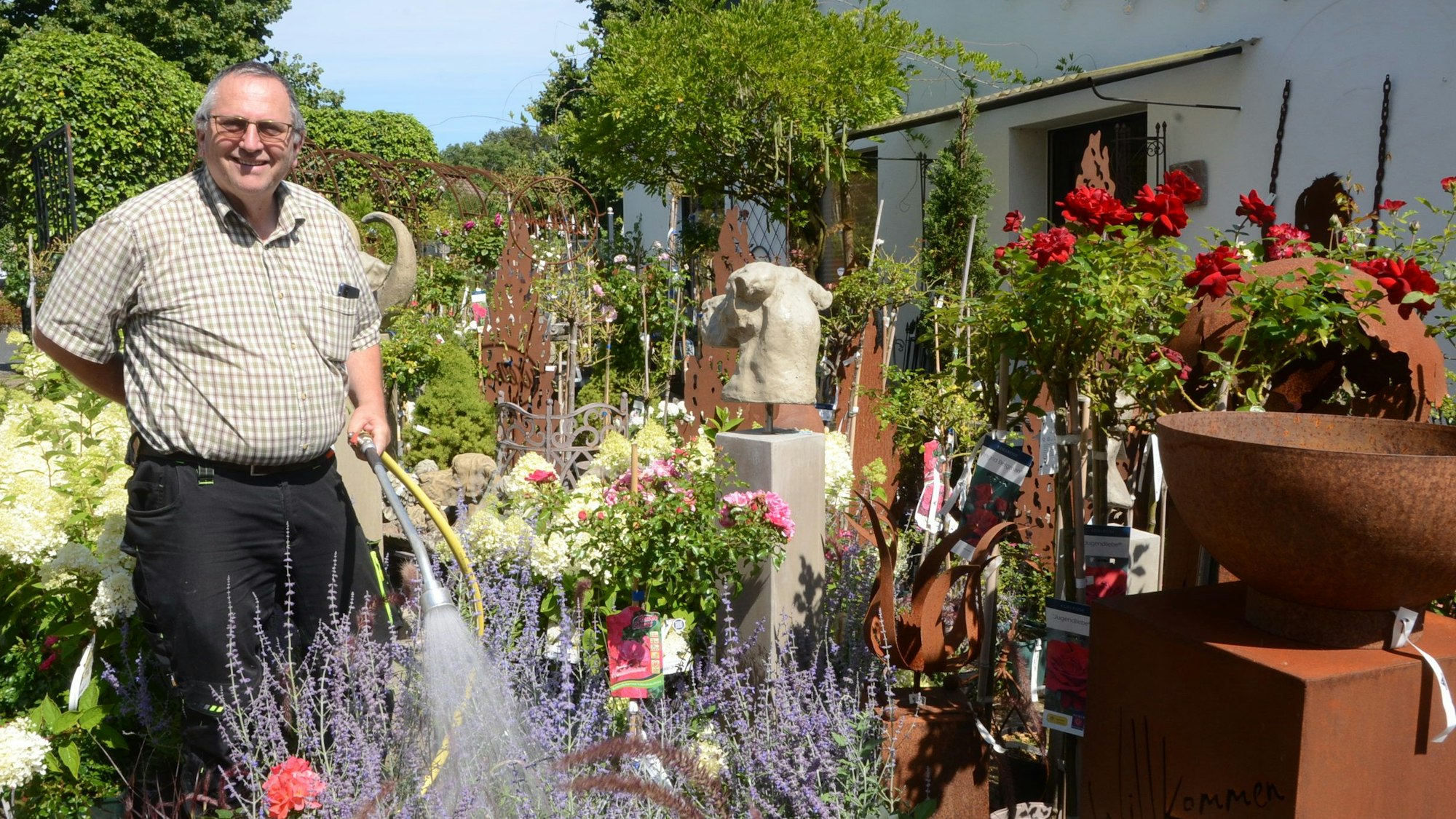 Paul-Michael Radermacher vom gleichnamigen Pflanzenhof in Sankt Augustin-Birlinghoven bewässert gemeinsam mit sechs Kolleginnen und Kollegen