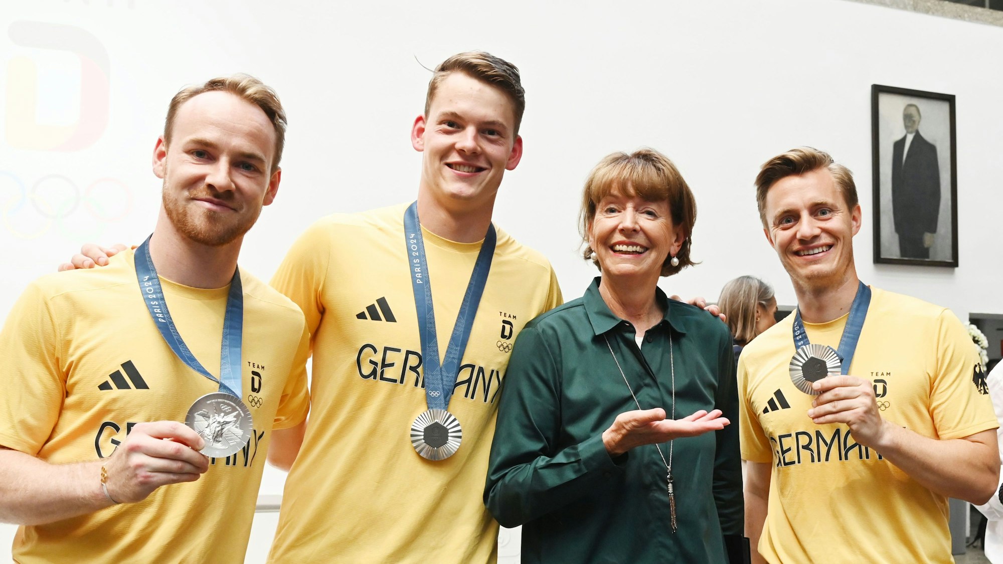 Die Kölner Hockey-Männer Christopher Rühr, Jean-Paul Danneberg und Mats Grambuschmit (v.l.) mit Oberbürgermeisterin Henriette Reker