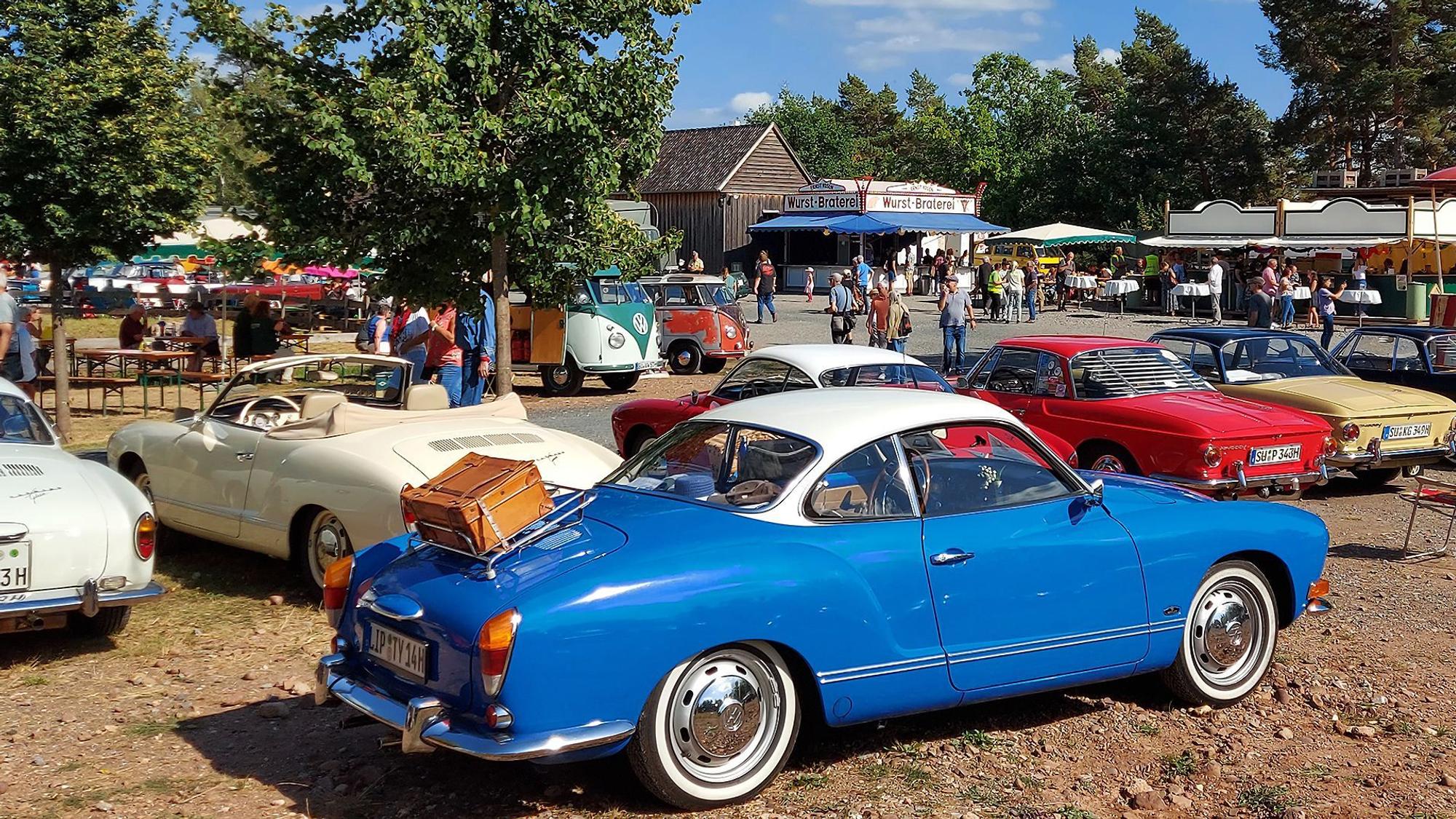 Bei der Zeitblende-Ausstellung 2022 parken mehrere Karmann-Ghias auf dem Marktplatz Rheinland im Freilichtmuseum Kommern.