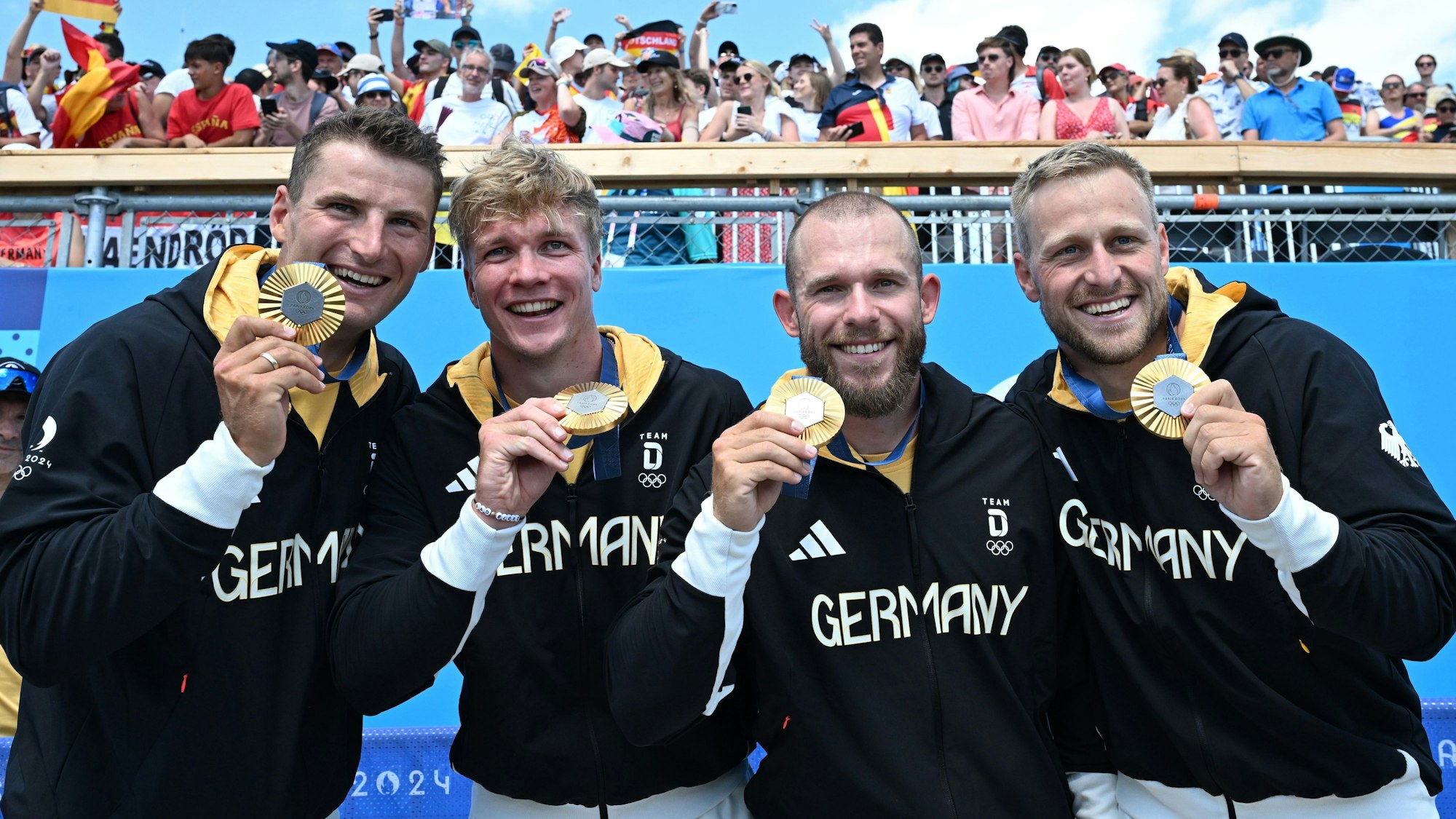 Das deutsche Team mit Tom Liebscher-Lucz (von links), Jacob Schopf, Max Lemke und Max Rendschmidt jubelt über die Goldmedaille.