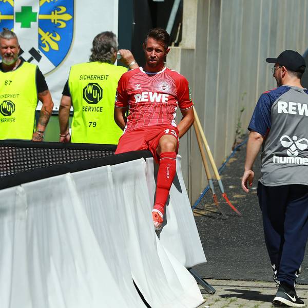 Mark Uth kletterte am Samstag in Elversberg schon nach wenigen Minuten verletzt über die Bande, doch erlitt er nur eine Zerrung in der Wade.