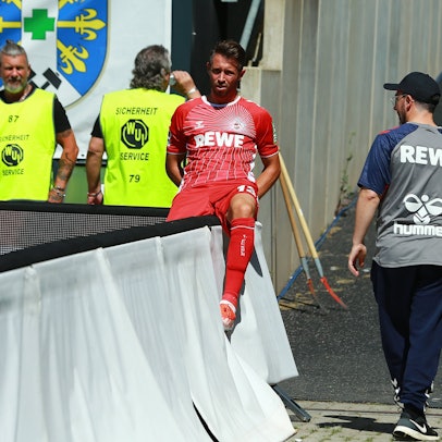 Mark Uth kletterte am Samstag in Elversberg schon nach wenigen Minuten verletzt über die Bande, doch erlitt er nur eine Zerrung in der Wade.