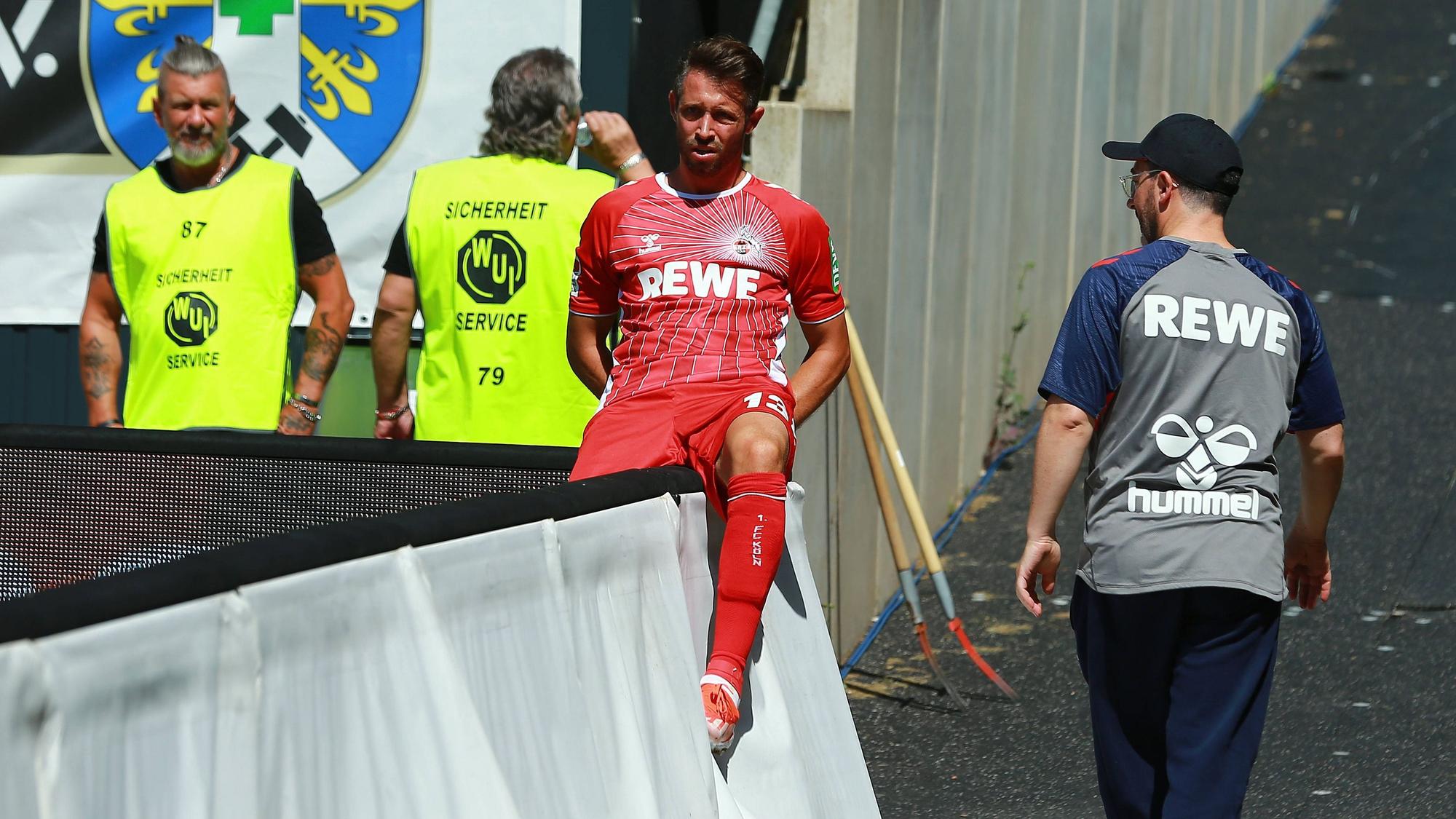 Mark Uth kletterte am Samstag in Elversberg schon nach wenigen Minuten verletzt über die Bande, doch erlitt er nur eine Zerrung in der Wade.