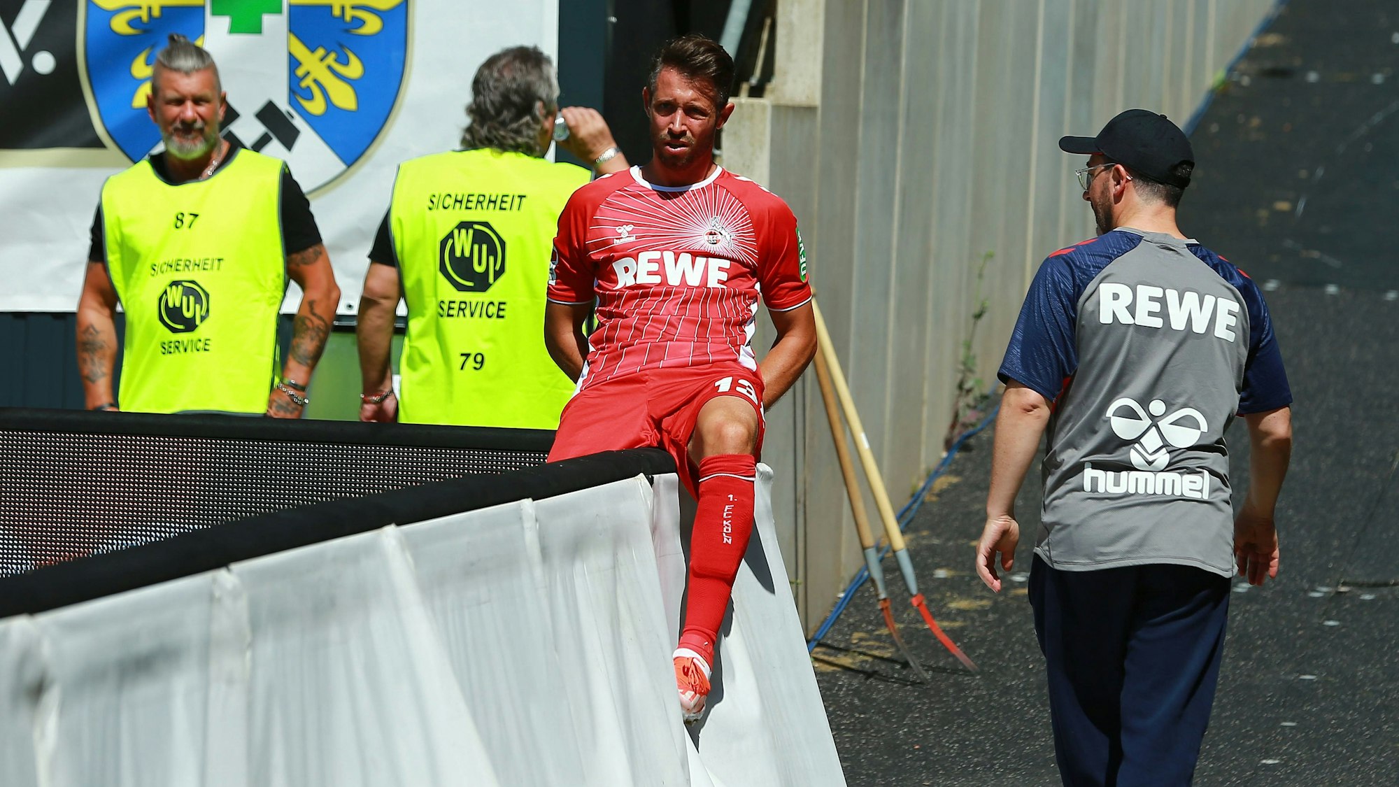 Mark Uth kletterte am Samstag in Elversberg schon nach wenigen Minuten verletzt über die Bande, doch erlitt er nur eine Zerrung in der Wade.