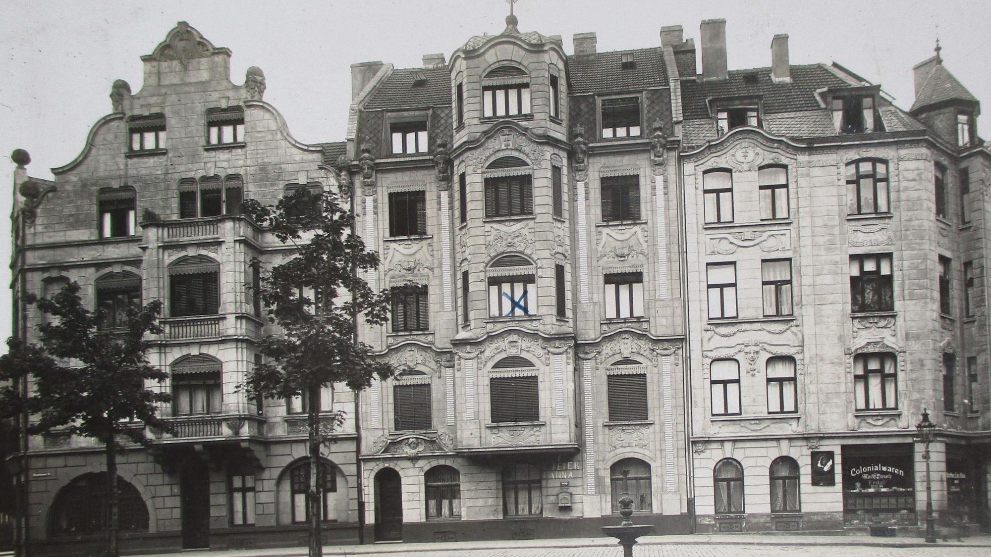Zu sehen sind drei Jugendstil-Gebäude auf einer Schwarz-Weiß-Fotografie.