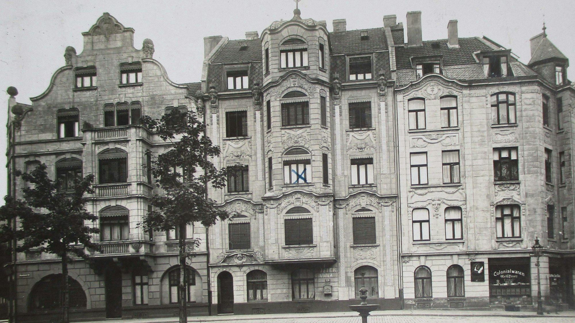 Zu sehen sind drei Jugendstil-Gebäude auf einer Schwarz-Weiß-Fotografie.