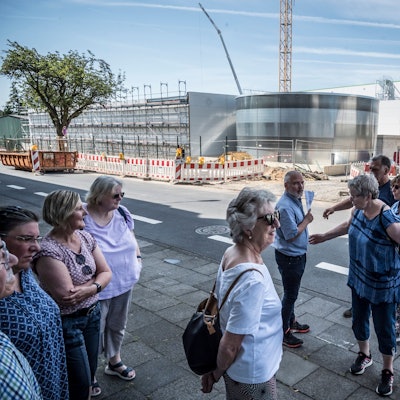 Das Stammwerk von Gierlichs Wellpappe an der Maurinusstraße wird erweitert (Bildhintergrund). Nachbarn und Kläger glauben, dass der Erweiterungsbau im Wohngebiet so nicht zulässig ist.