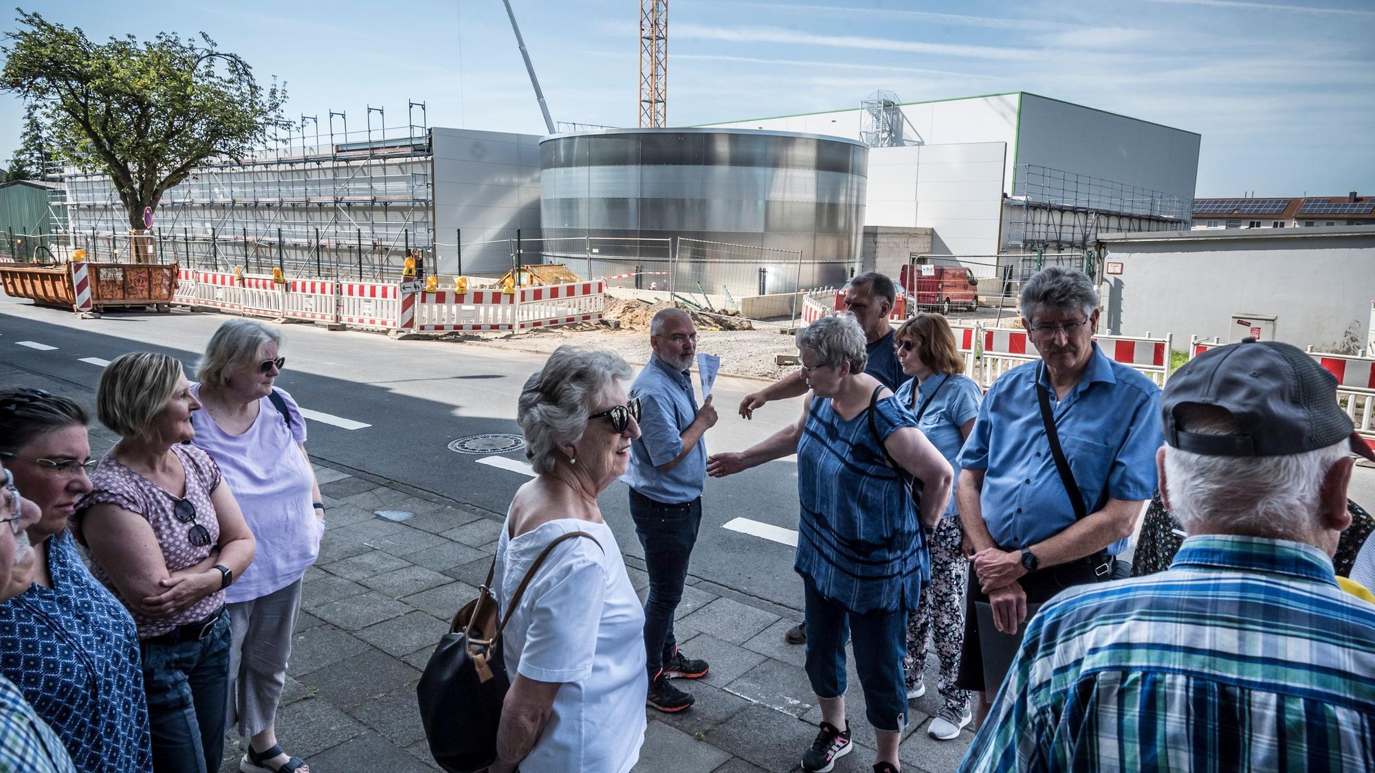 Das Stammwerk von Gierlichs Wellpappe an der Maurinusstraße wird erweitert (Bildhintergrund). Nachbarn und Kläger glauben, dass der Erweiterungsbau im Wohngebiet so nicht zulässig ist.