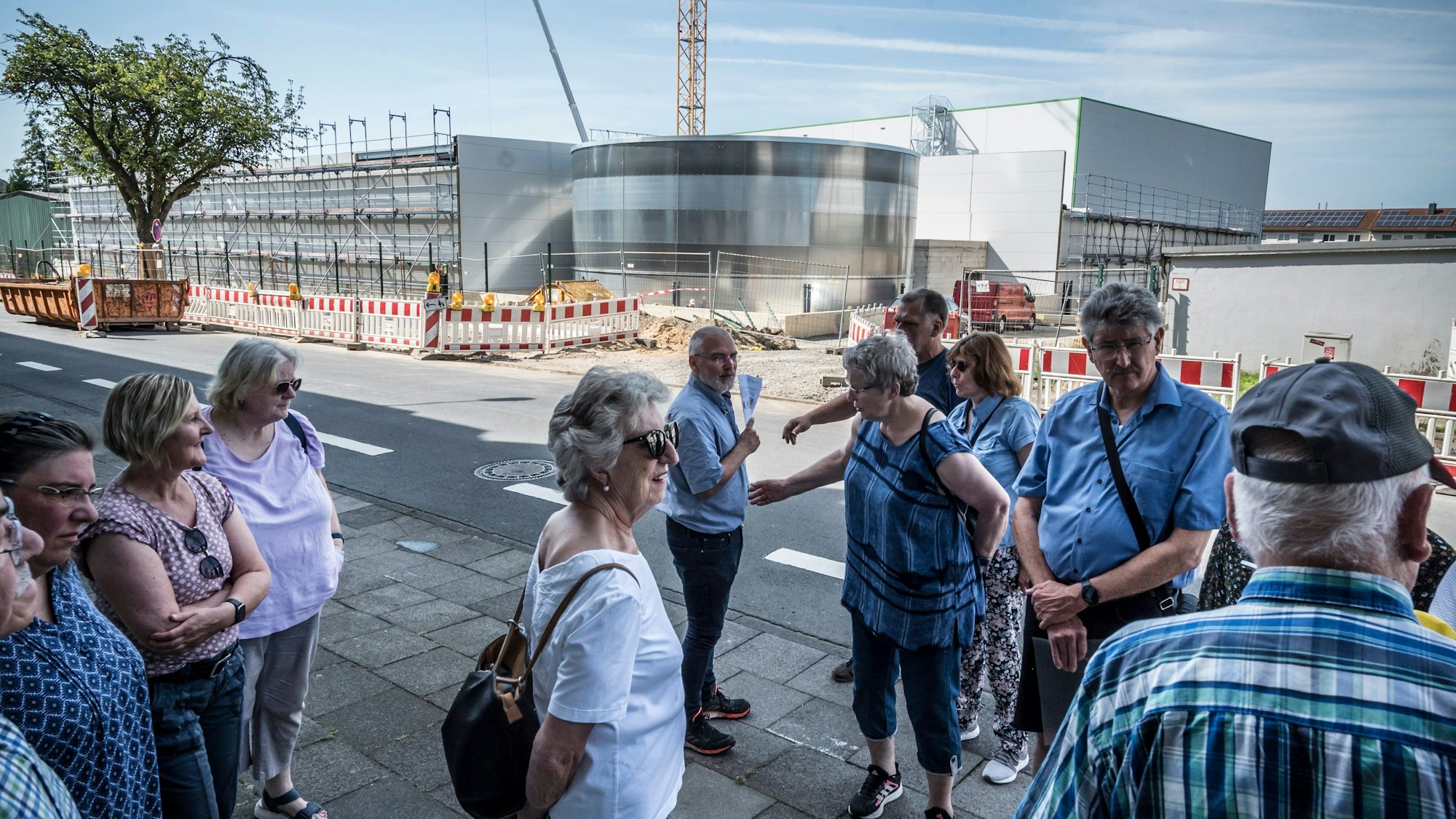 Das Stammwerk von Gierlichs Wellpappe an der Maurinusstraße wird erweitert (Bildhintergrund). Nachbarn und Kläger glauben, dass der Erweiterungsbau im Wohngebiet so nicht zulässig ist.