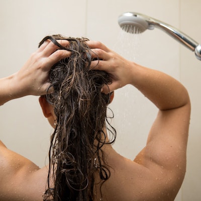 Eine Frau unter der Dusche