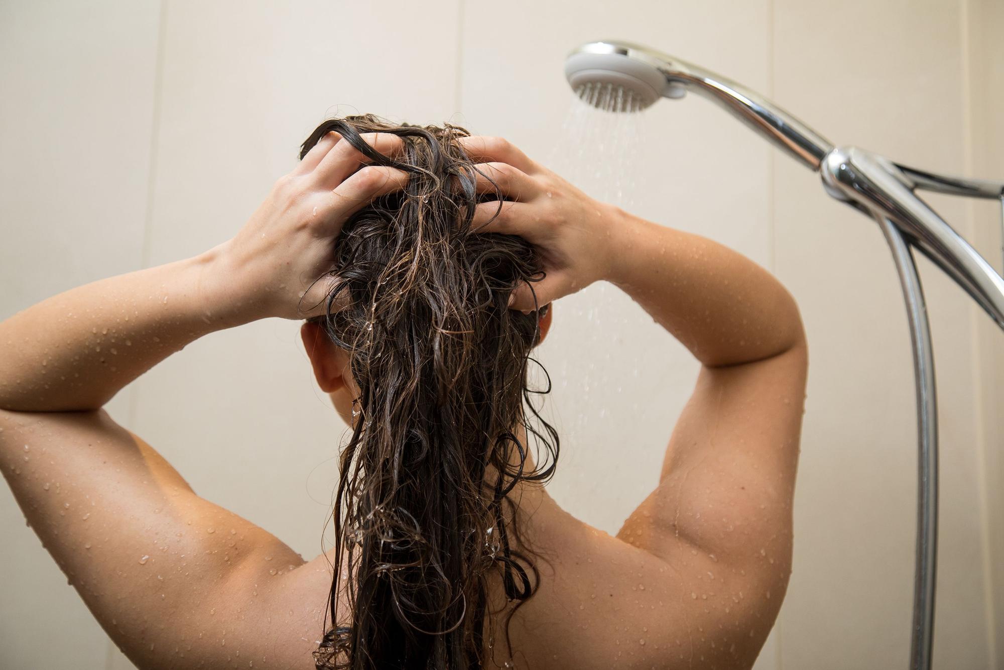 Eine Frau unter der Dusche