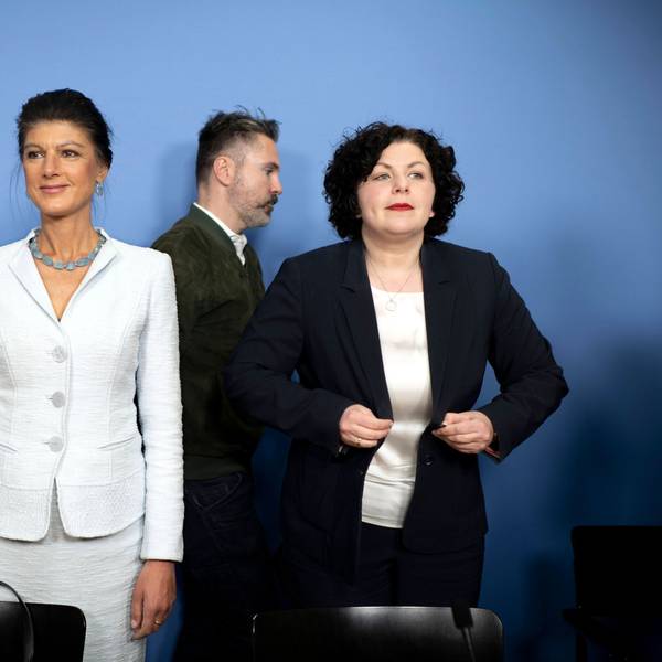 Die BSW-Vorsitzenden Sahra Wagenknecht (l.) und Amira Mohamed Ali (r.), im Hintergrund ist EU-Spitzenkandidat Fabio DE Masi zu sehen. (Archivbild)