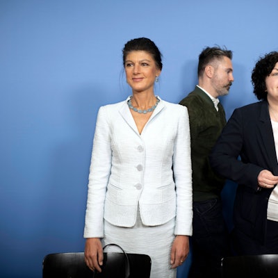 Die BSW-Vorsitzenden Sahra Wagenknecht (l.) und Amira Mohamed Ali (r.), im Hintergrund ist EU-Spitzenkandidat Fabio DE Masi zu sehen. (Archivbild)