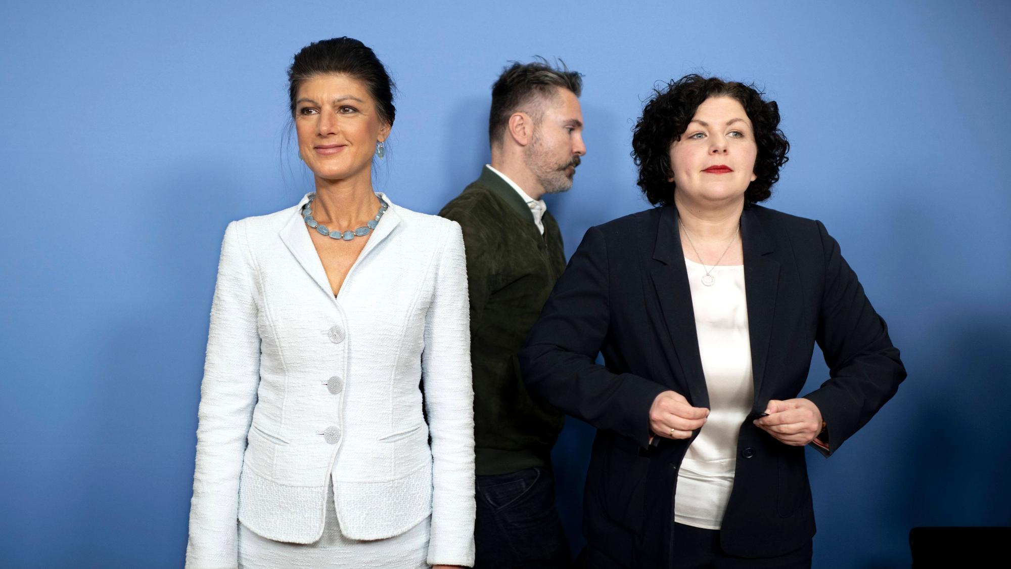 Die BSW-Vorsitzenden Sahra Wagenknecht (l.) und Amira Mohamed Ali (r.), im Hintergrund ist EU-Spitzenkandidat Fabio DE Masi zu sehen. (Archivbild)