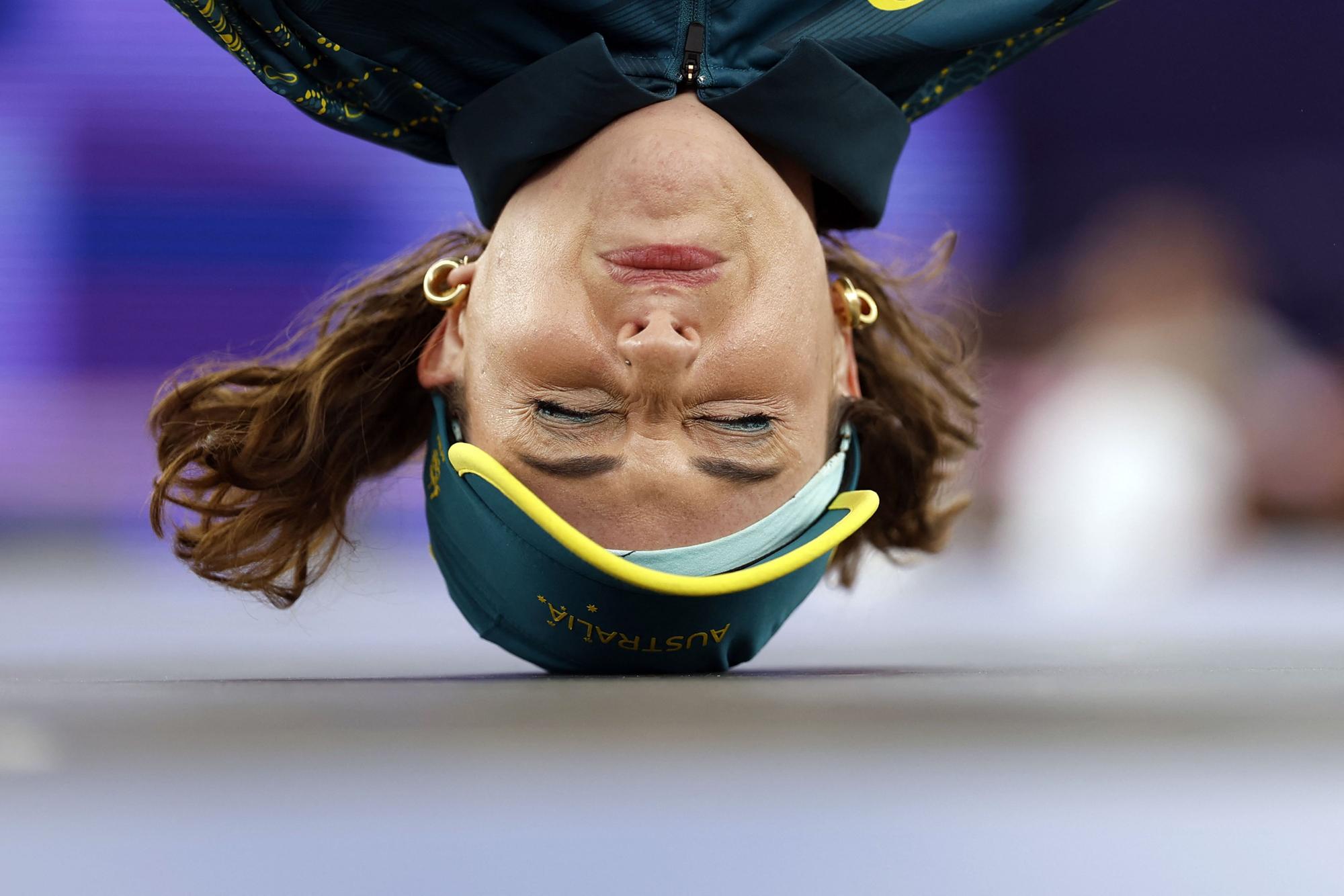 TOPSHOT - Australia's Rachael Gunn, known as Raygun competes in the Women's Breaking dance Round robin of the Paris 2024 Olympic Games at La Concorde in Paris, on August 9, 2024. (Photo by Odd ANDERSEN / AFP)