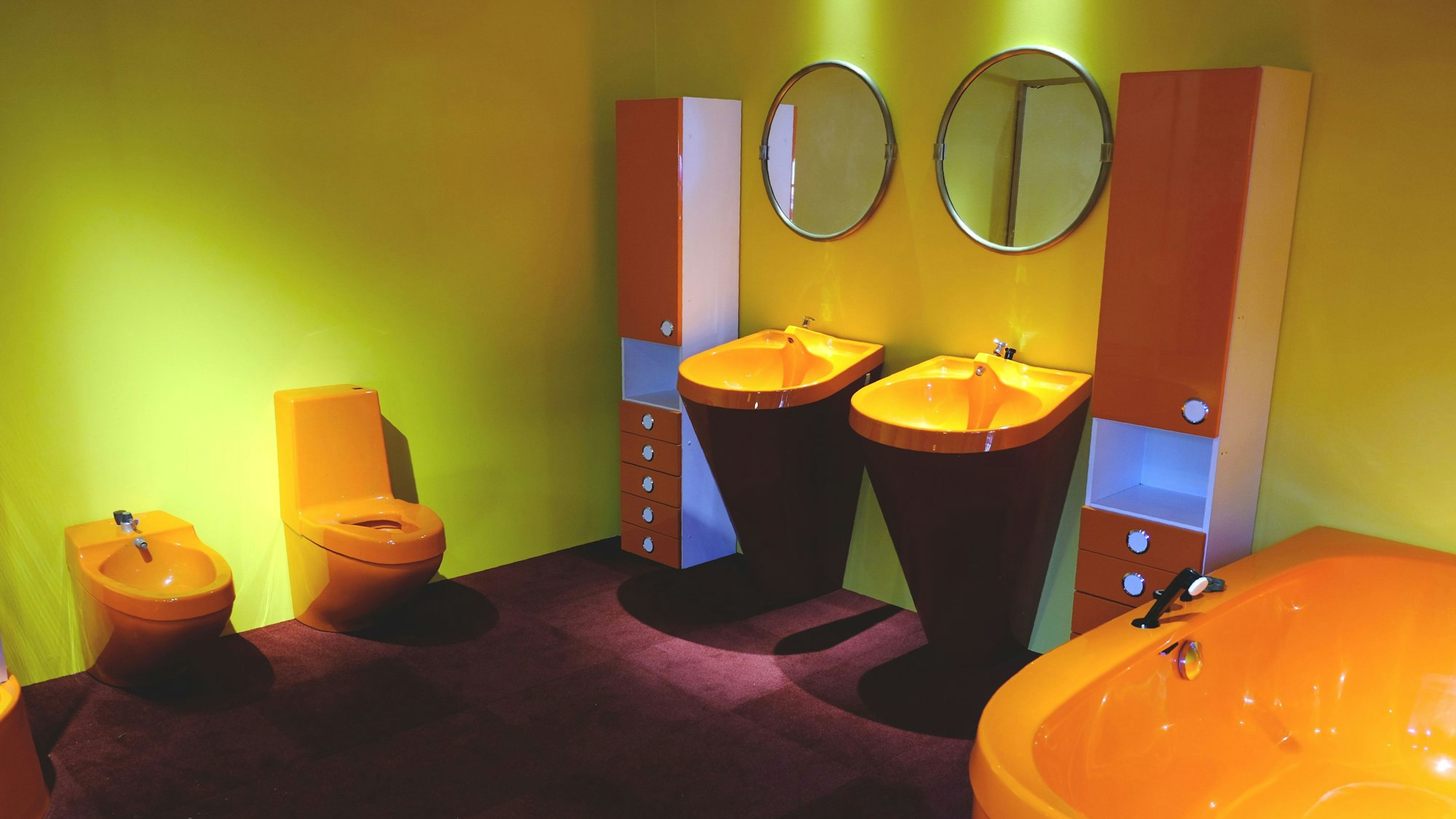 Das Foto zeigt eine GFK-Badezimmerausstattung des Designers Wolfgang Feierbach bei einer Ausstellung im Freilichtmuseum Kommern.