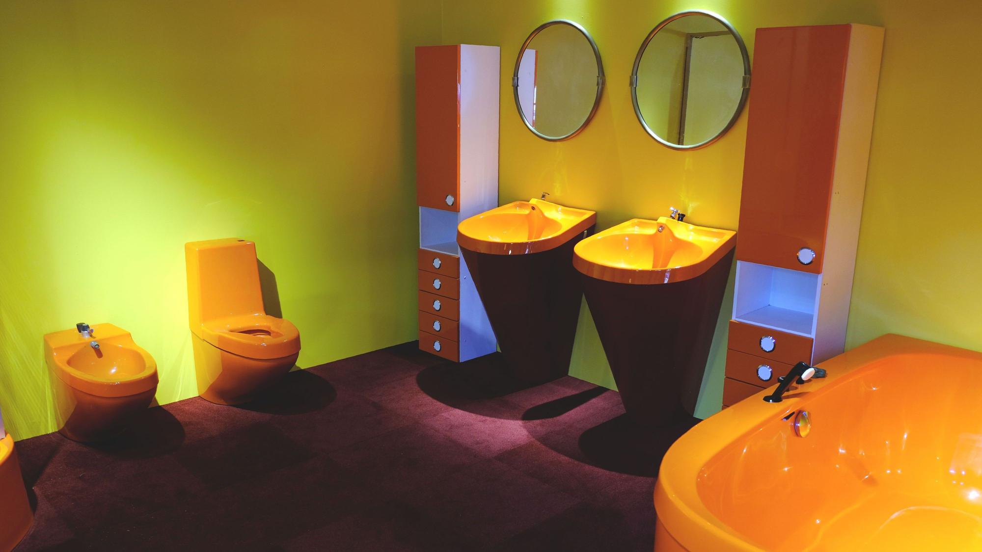 Ein Badezimmer mit oranger GFK-Ausstattung von Designer Wolfgang Feierbach.