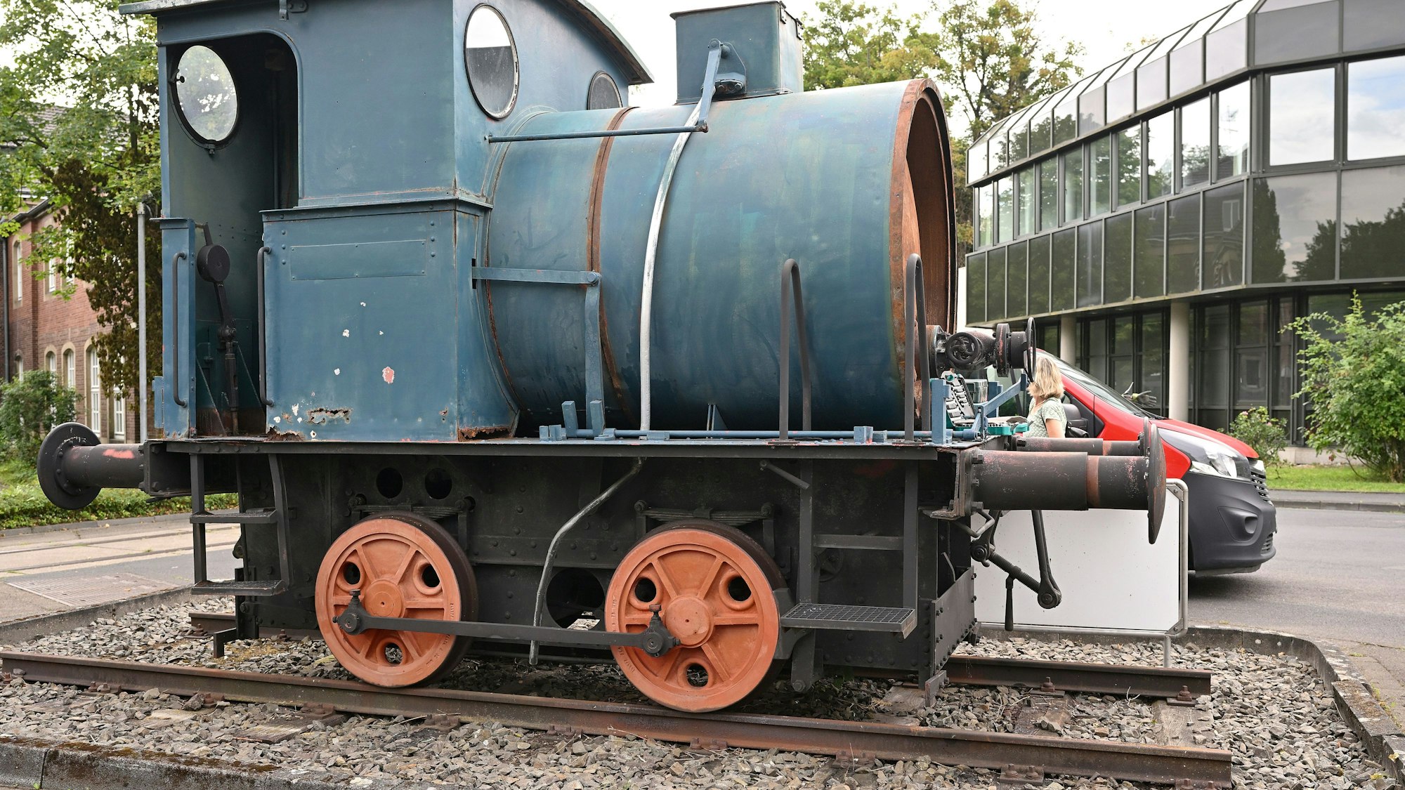 Die Dampflok Emma steht auf einem Stück Gleis.