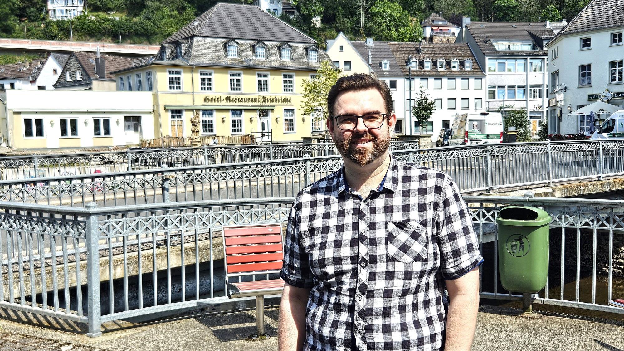 Peter Rack steht in Gemünd an der Olef.