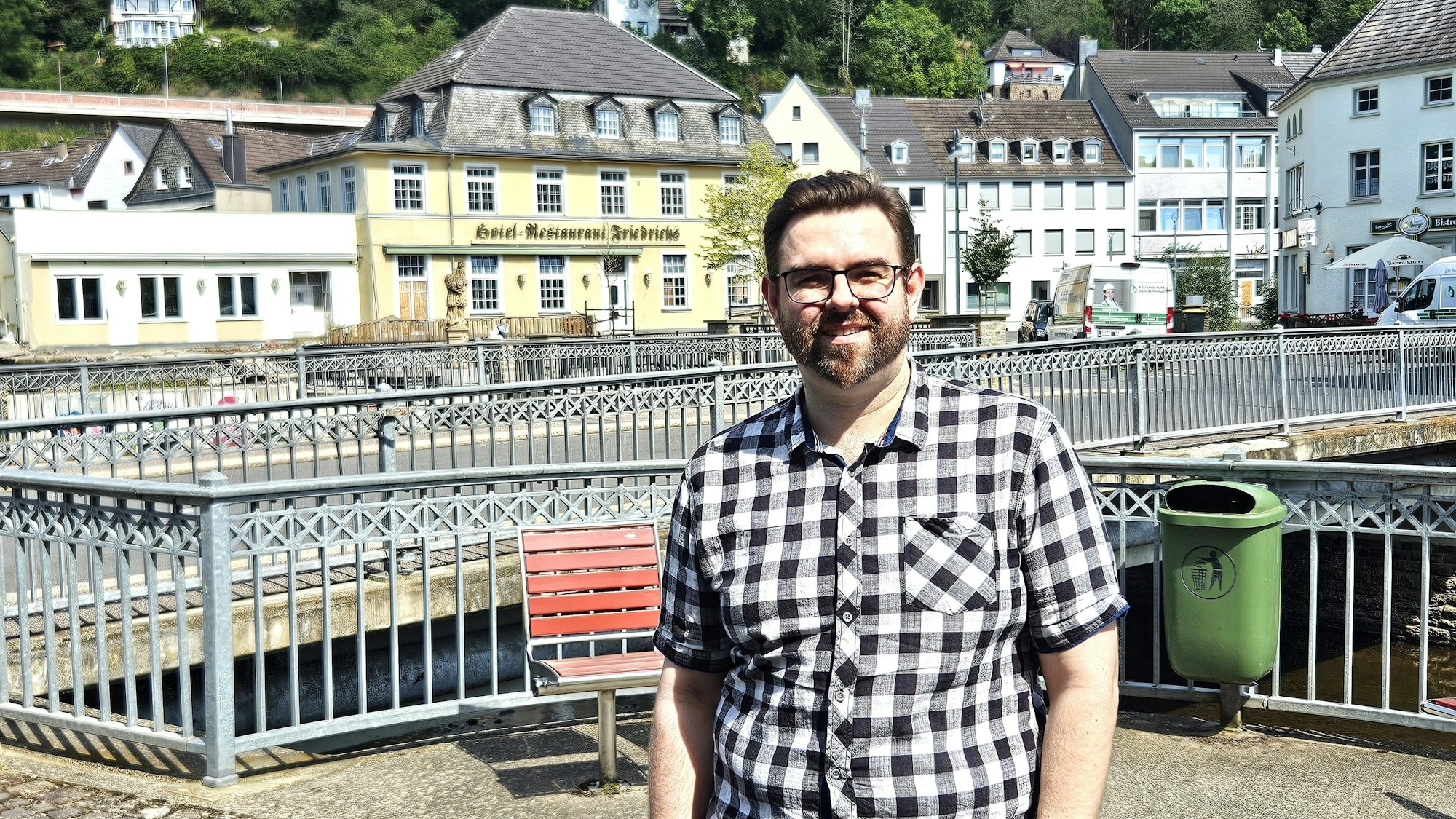 Peter Rack steht in Gemünd an der Olef.