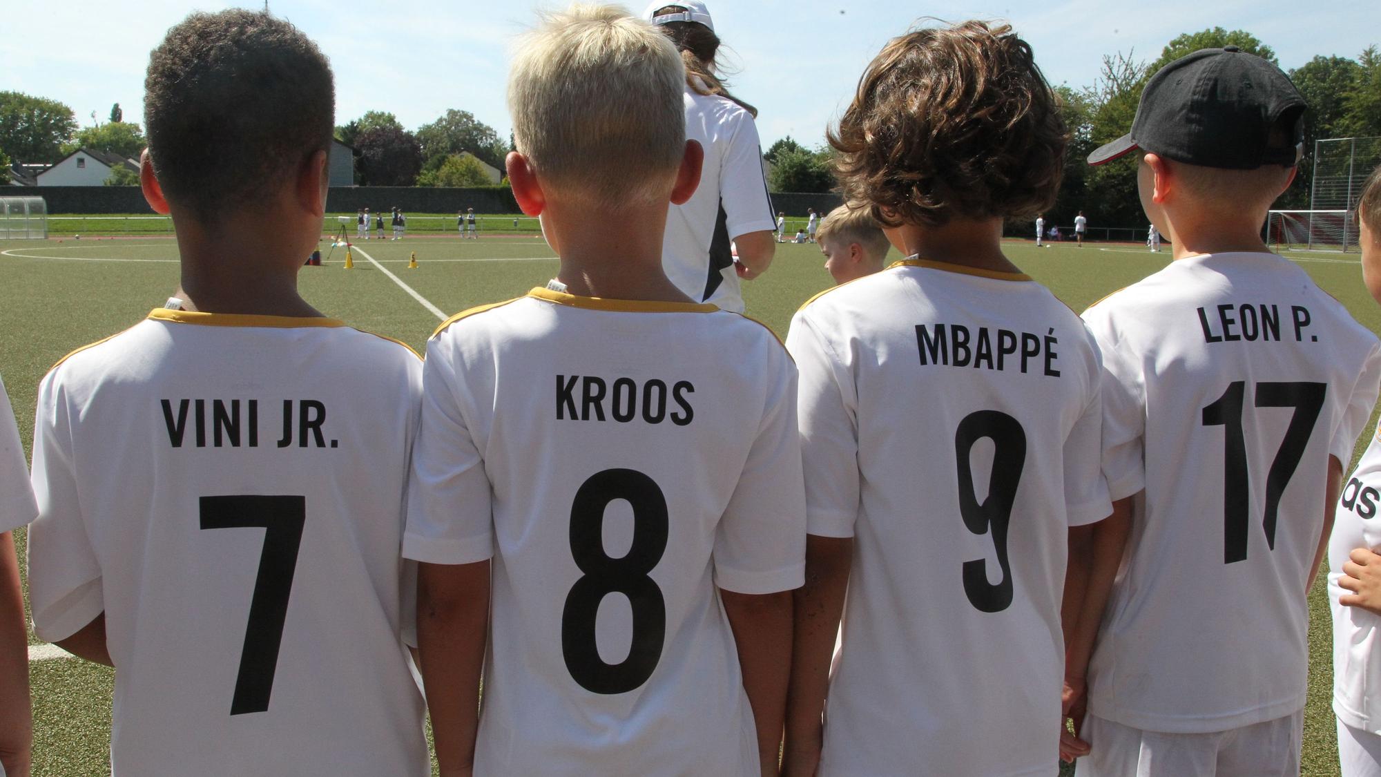 Beliebte Namen auf dem Trikot. Mbappé und Kroos sind der Renner. Aber auch für den eigenen Namen darf man sich entscheiden.
