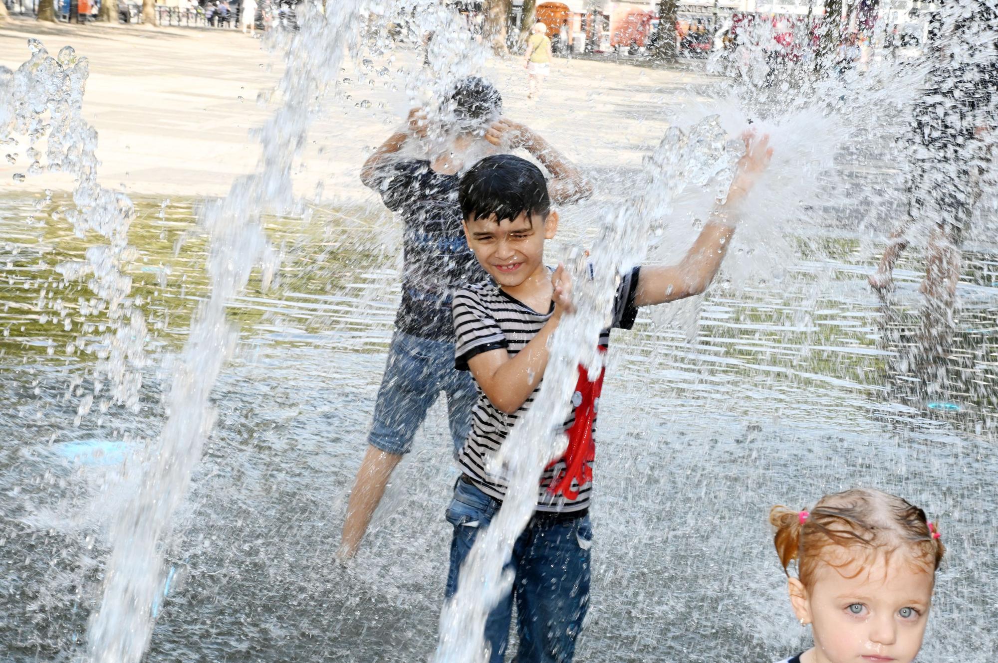 Das Bild zeigt spielende Kinder im Brunnen am Neumarkt.