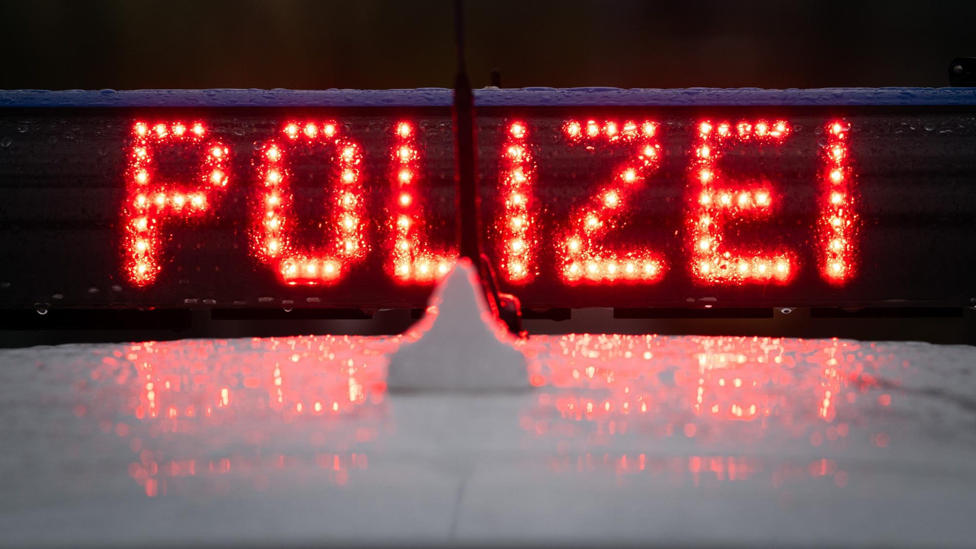 Der Schriftzug „Polizei“, aufgenommen während einer Verkehrskontrolle. (Symbolfoto)