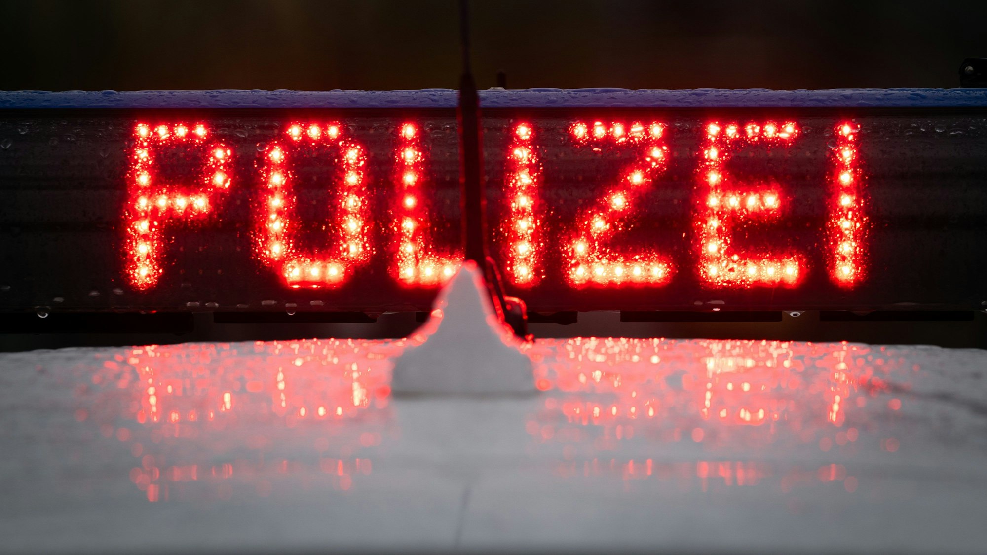 Der Schriftzug „Polizei“, aufgenommen während einer Verkehrskontrolle. (Symbolfoto)
