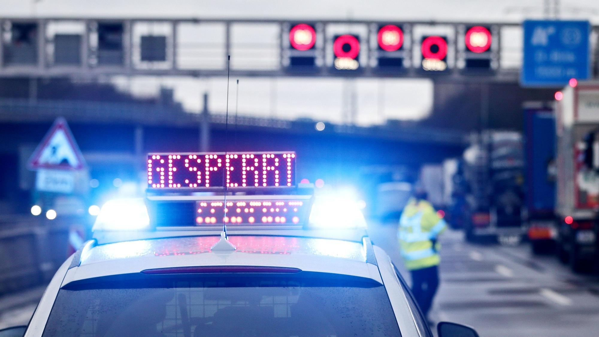 Die Polizei sperrt eine Straße nach einem Motorradunfall. (Symbolfoto)