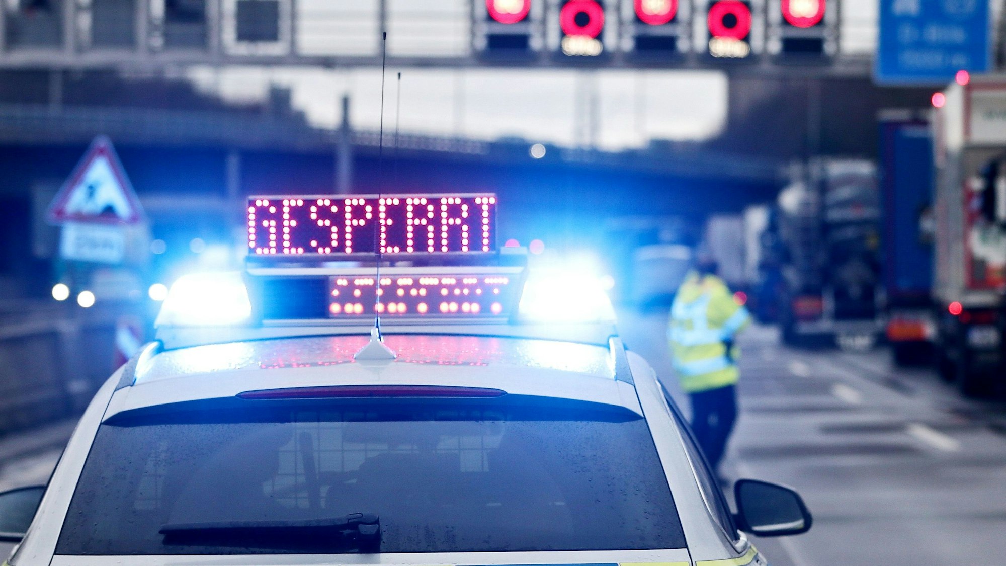 Ein Polizeiauto sperrt eine Straße nach einem Unfall. (Symbolfoto)