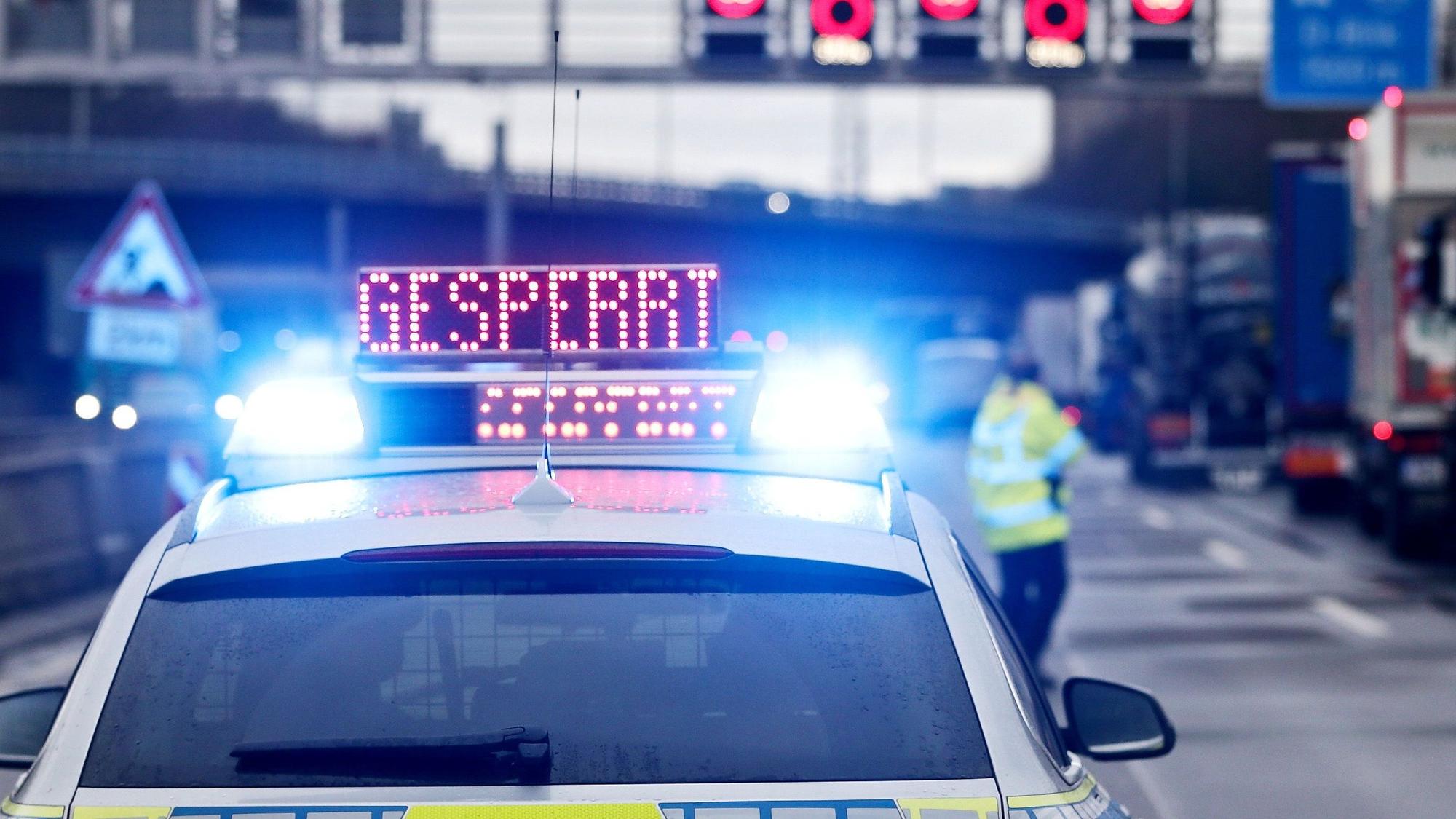 Die Polizei sucht nach einer Unfallflucht auf der Autobahn. (Symbolfoto)
