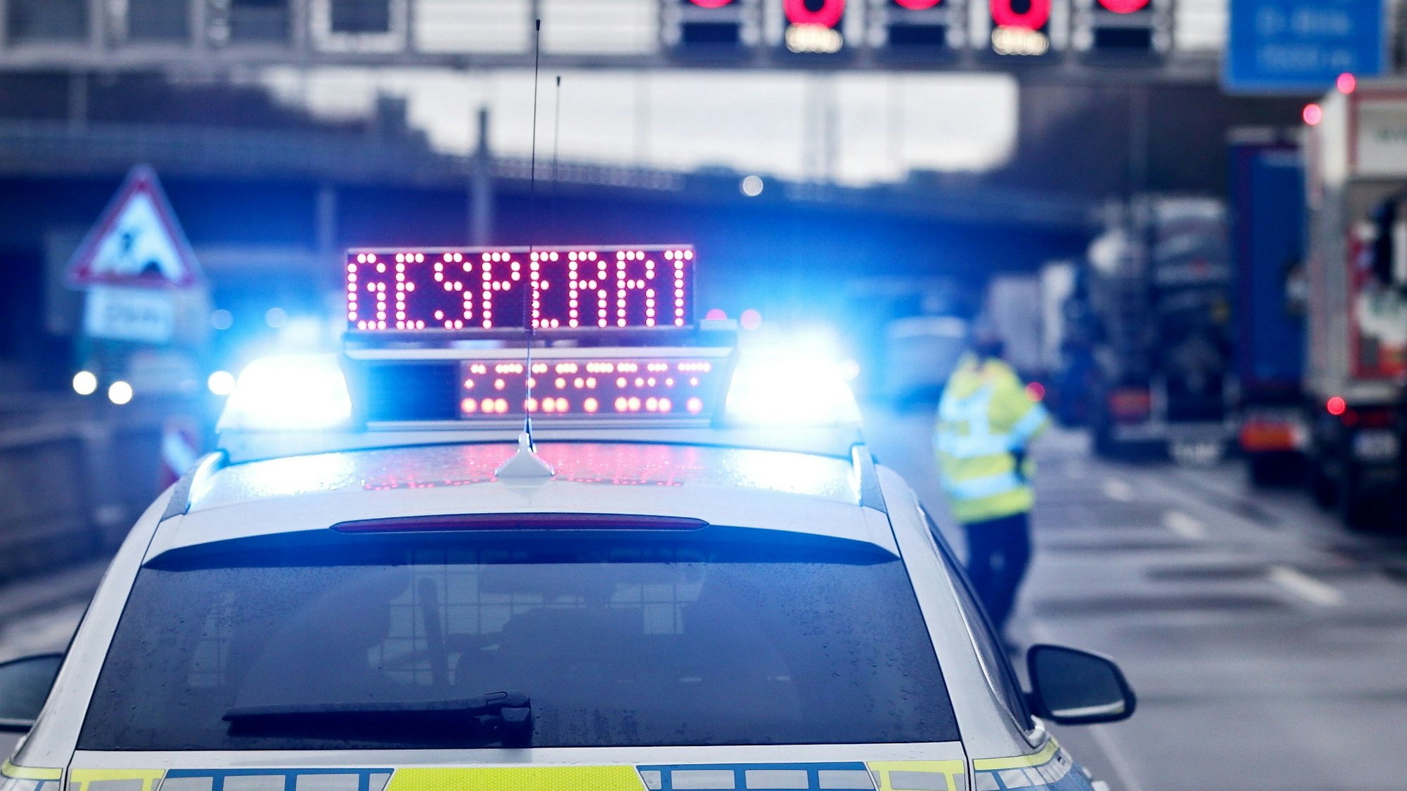 Polizei im Einsatz bei einer Autobahnsperrung nach einem schweren Motorradunfall auf der A1.