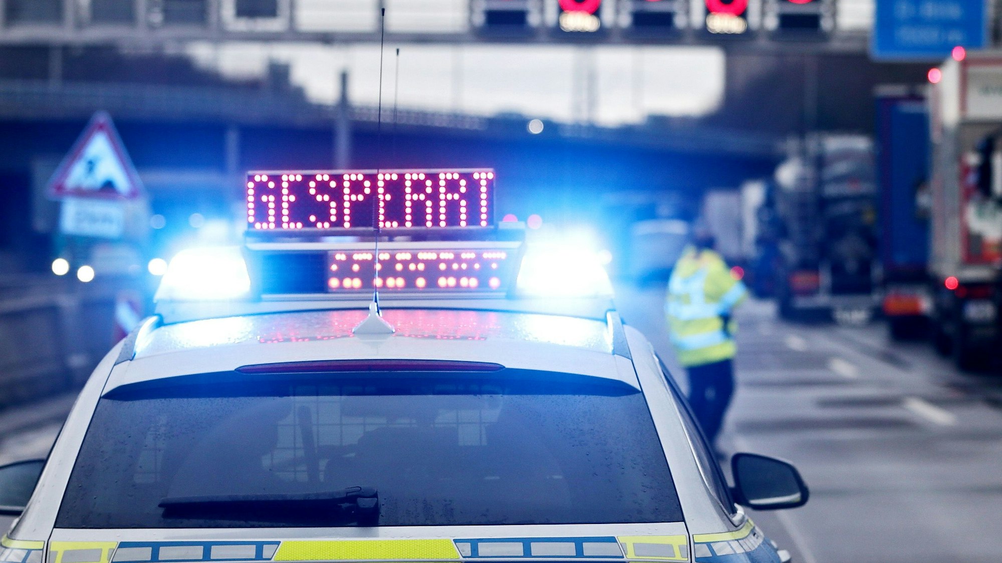 Ein Polizeifahrzeug mit der Leuchtschrift 'Gesperrt'.