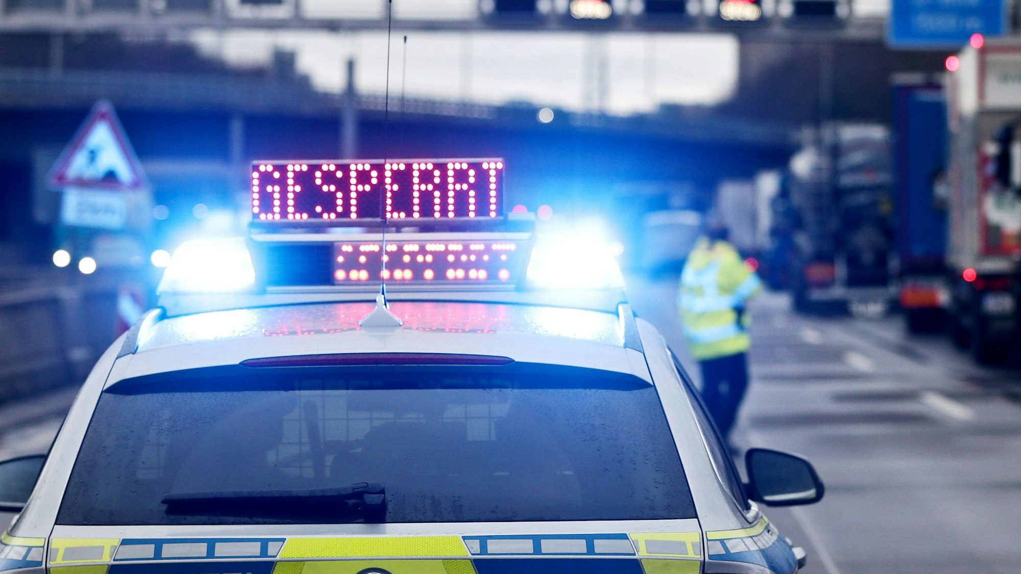 Die Aufschrift 'Gesperrt' leuchtet auf einem Polizeiauto. (Symbolbild)