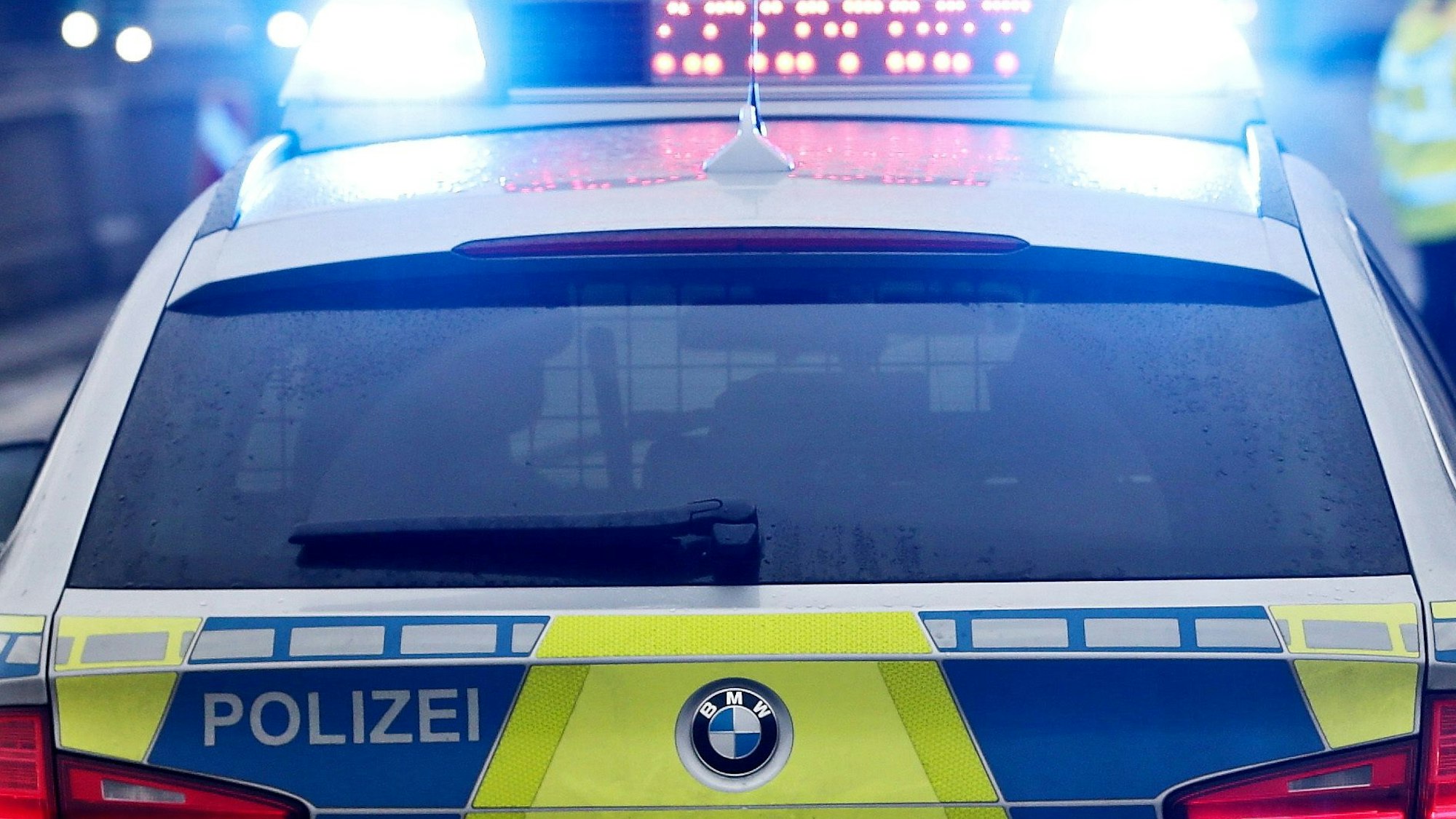 Ein Polizeifahrzeug leuchtet mit der Aufschrift 'Gesperrt'. (Symbolbild)