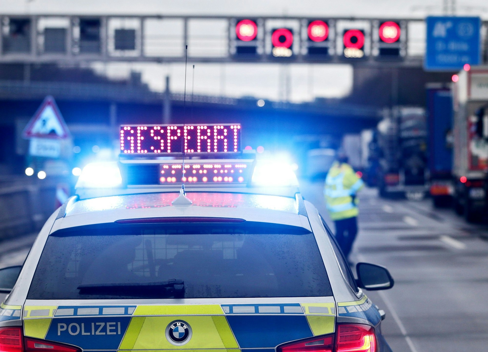 Ein Polizeifahrzeug mit der Leuchtschrift 'Gesperrt'. (Symbolbild)