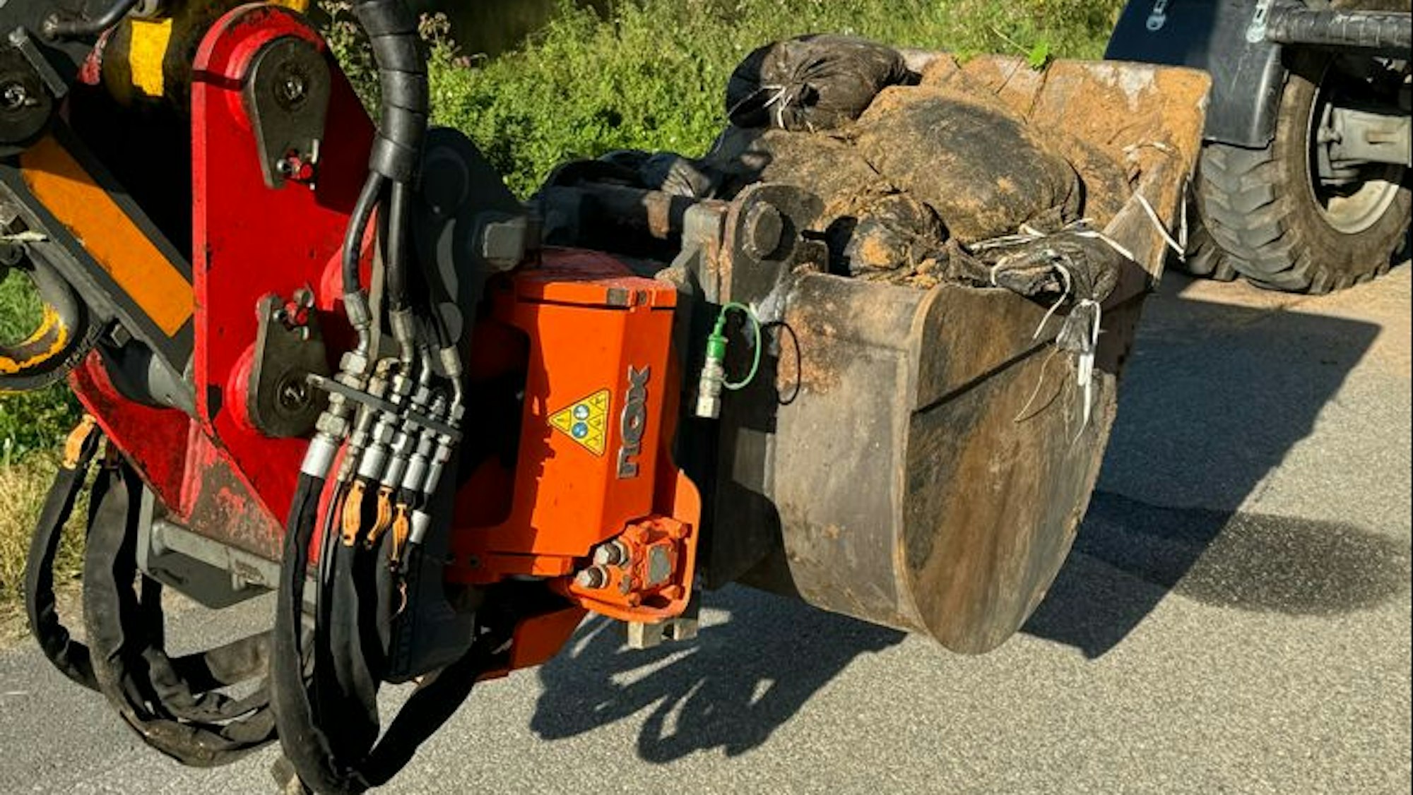 Mit dem Bagger wurden rund 60 Tonnen Sand in zum Teil beschädigten Säcken weggehoben.