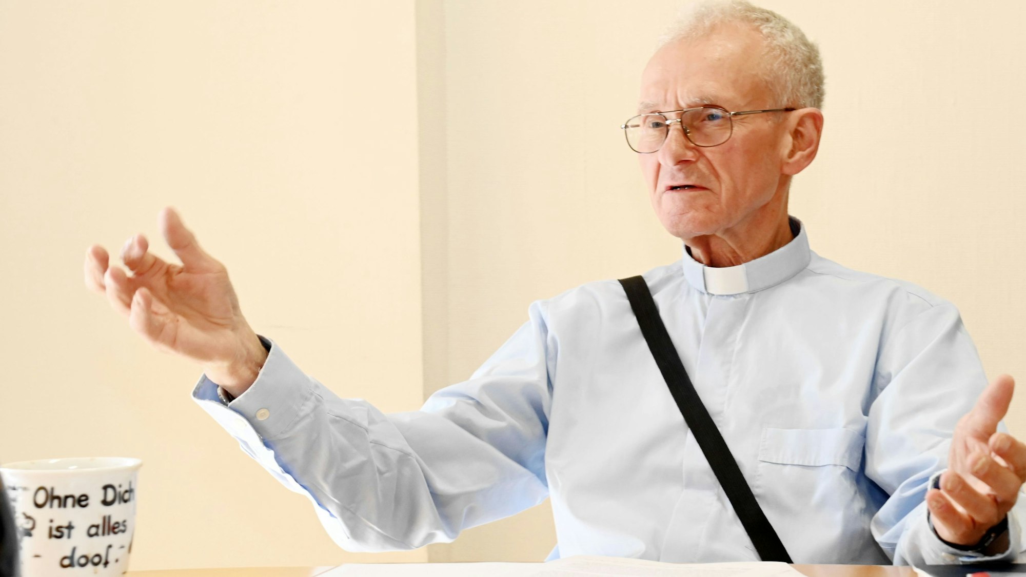 Pfarrer Franz Meurer im Gespräch