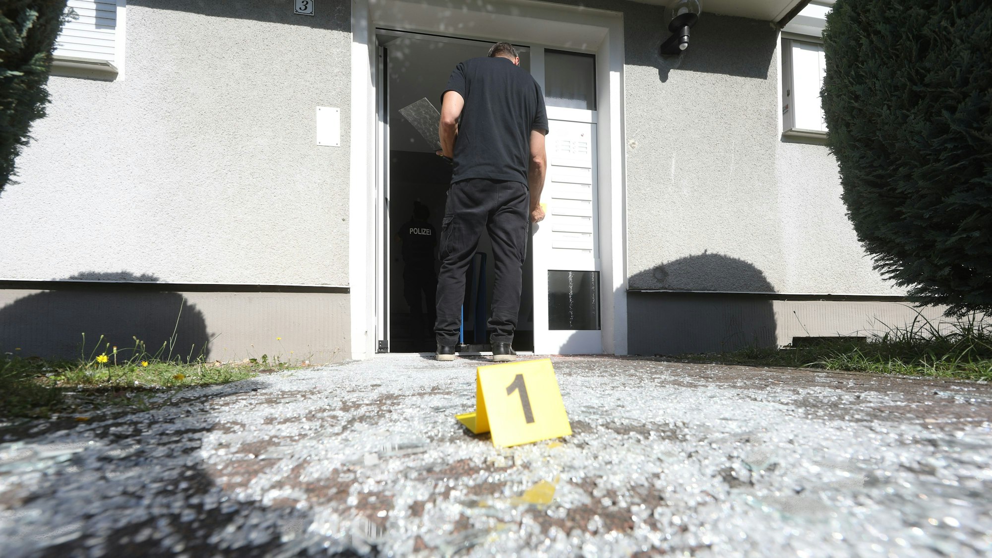 Mitte August hat es in Köln erneut eine Explosion vor einem Haus gegeben. Dieses Mal ermittelt die Polizei in Zündorf.