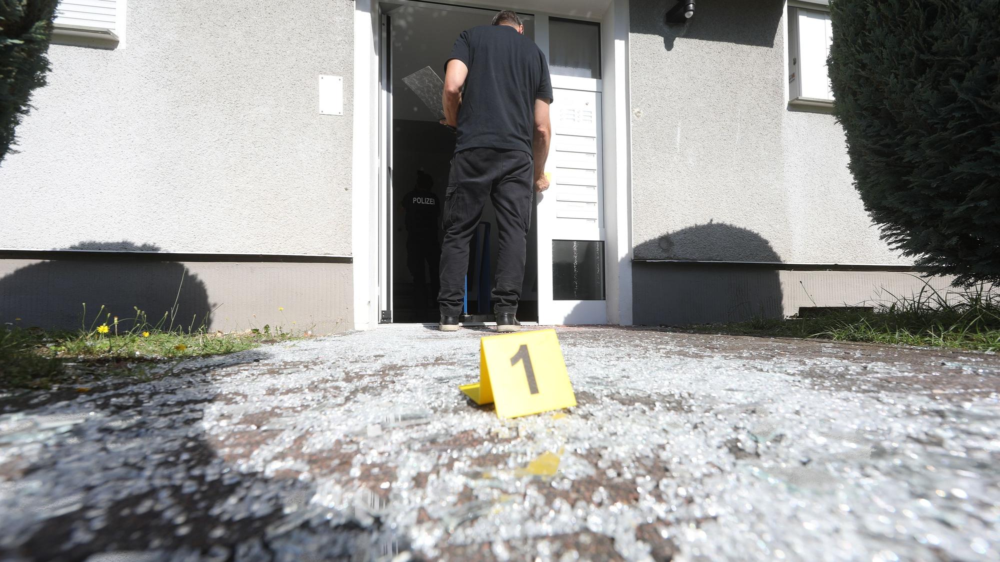 Am frühen Montagmorgen hat es in Köln erneut eine Explosion vor einem Haus gegeben. Dieses Mal ermittelt die Polizei in Zündorf. Foto: Redaktion