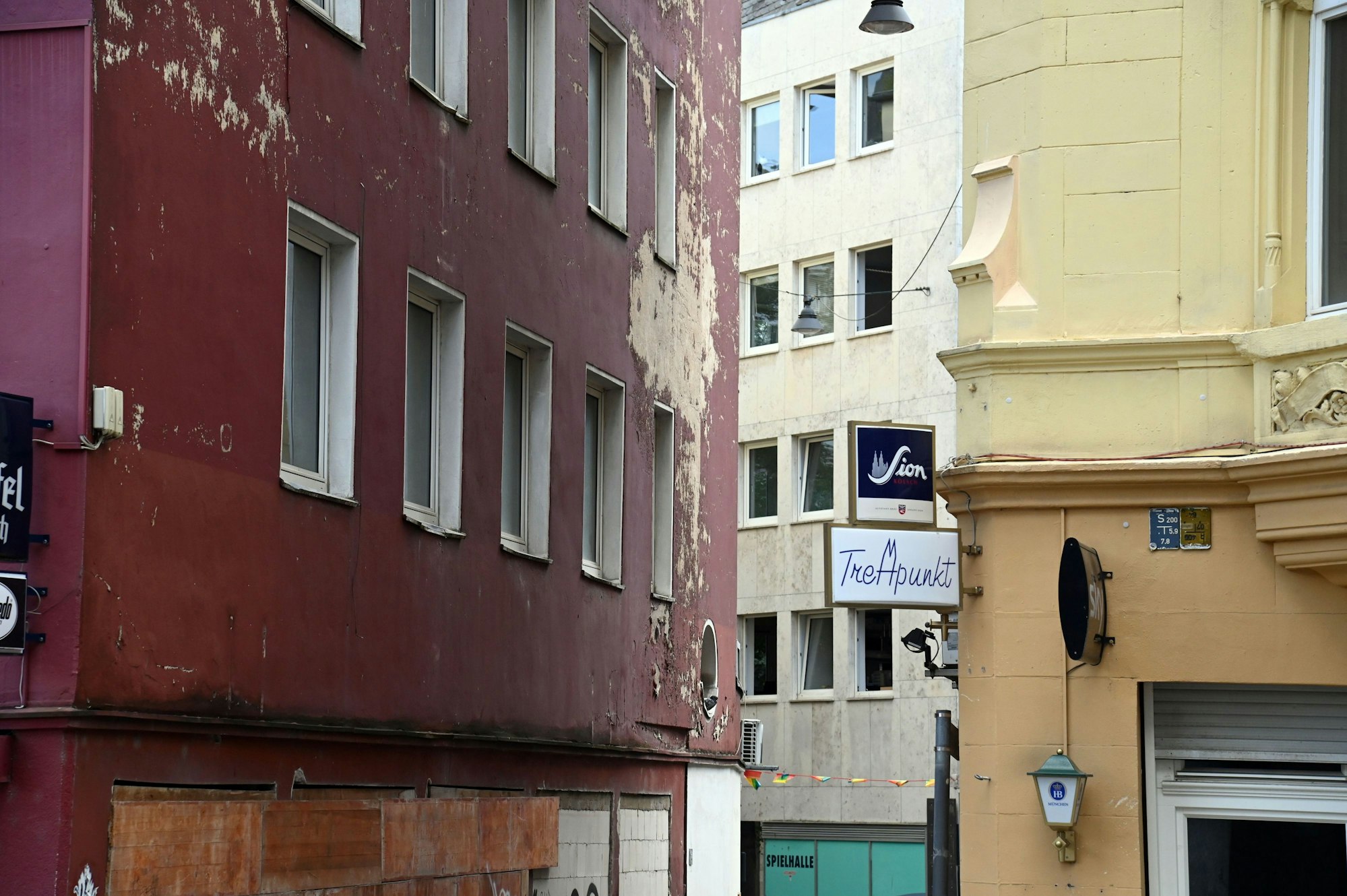 Blick auf eine Häuserfassade, an der der Putz bröckelt.