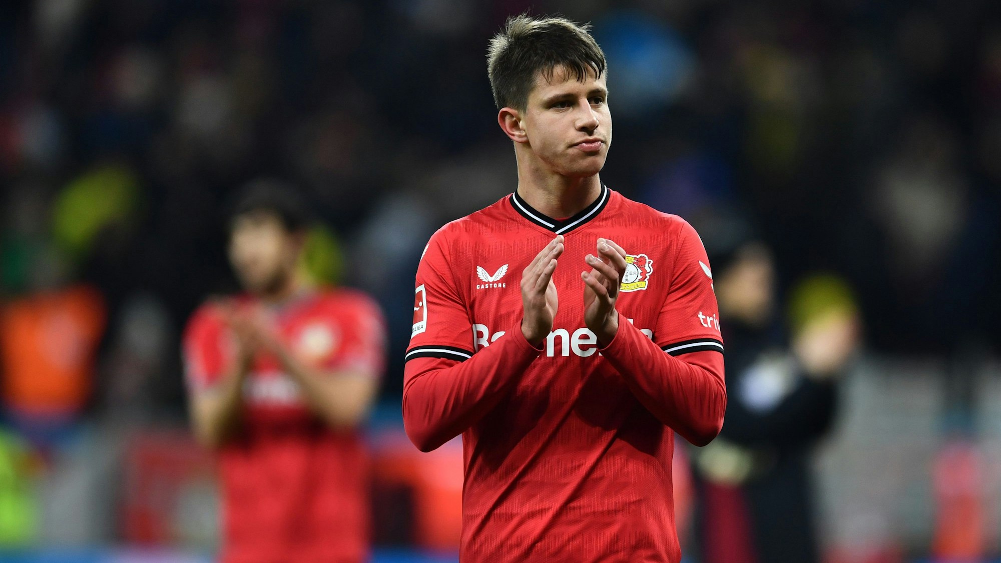 29.01.2023, Nordrhein-Westfalen, Leverkusen: Fußball: Bundesliga, Bayer Leverkusen - Borussia Dortmund, 18. Spieltag in der BayArena, Leverkusens Adam Hlozek applaudiert nach dem Spiel. WICHTIGER HINWEIS: Gemäß den Vorgaben der DFL Deutsche Fußball Liga bzw. des DFB Deutscher Fußball-Bund ist es untersagt, in dem Stadion und/oder vom Spiel angefertigte Fotoaufnahmen in Form von Sequenzbildern und/oder videoähnlichen Fotostrecken zu verwerten bzw. verwerten zu lassen. Foto: Marius Becker/dpa +++ dpa-Bildfunk +++