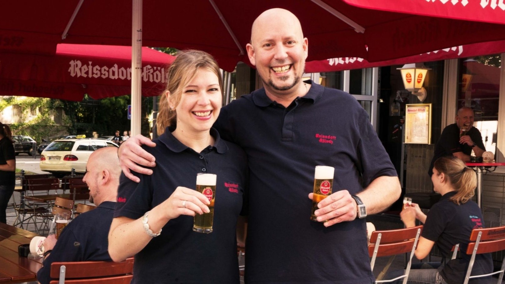 Janine und Sascha Müller stehen im Außenbereich ihrer Veedelskneipe „My Way“ in Köln-Braunsfeld.