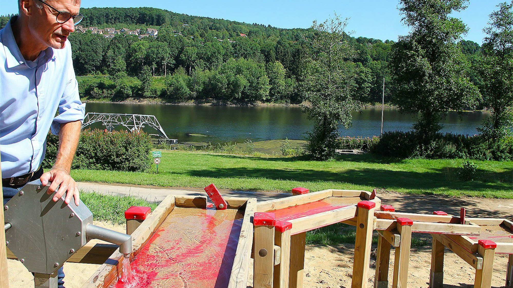 Jan Lembach steht an der neuen Wasserspielanlage am Kronenburger See.