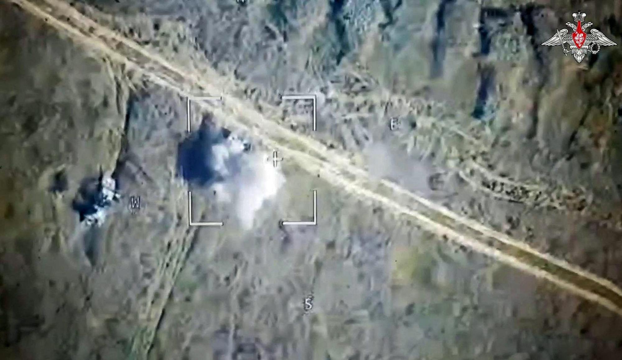 Ein vom russischen Verteidigungsministerium veröffentlichtes Bild soll einen Drohnenangriff auf ukrainische Fahrzeuge in Kursk zeigen. (Archivbild)