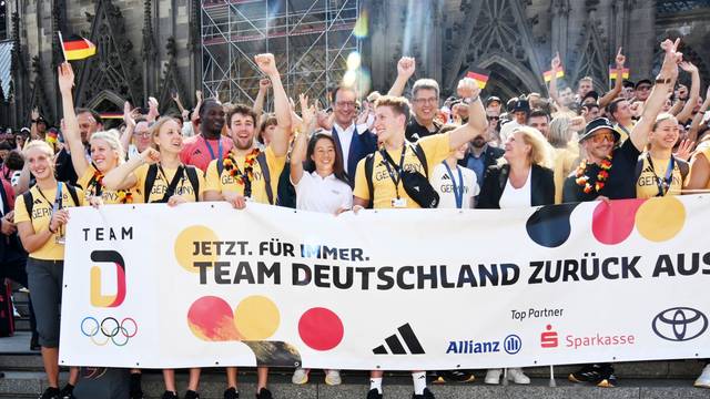 Nicht einmal 24 Stunden nach der Abschlussfeier der Olympischen Spiele wurde das Deutsche Team am Kölner Bahnhof empfangen.