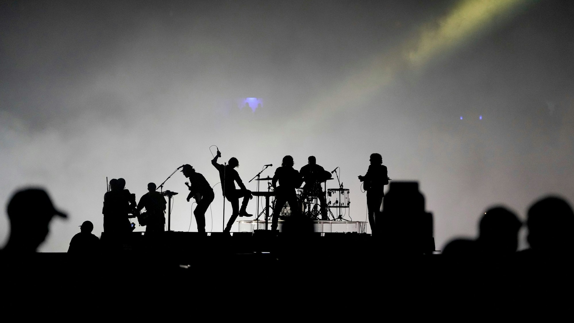 11.08.2024, Frankreich, Saint-Denis: Die Band Phoenix tritt während der Abschlussfeier der Olympischen Sommerspiele 2024 im Stade de France auf.