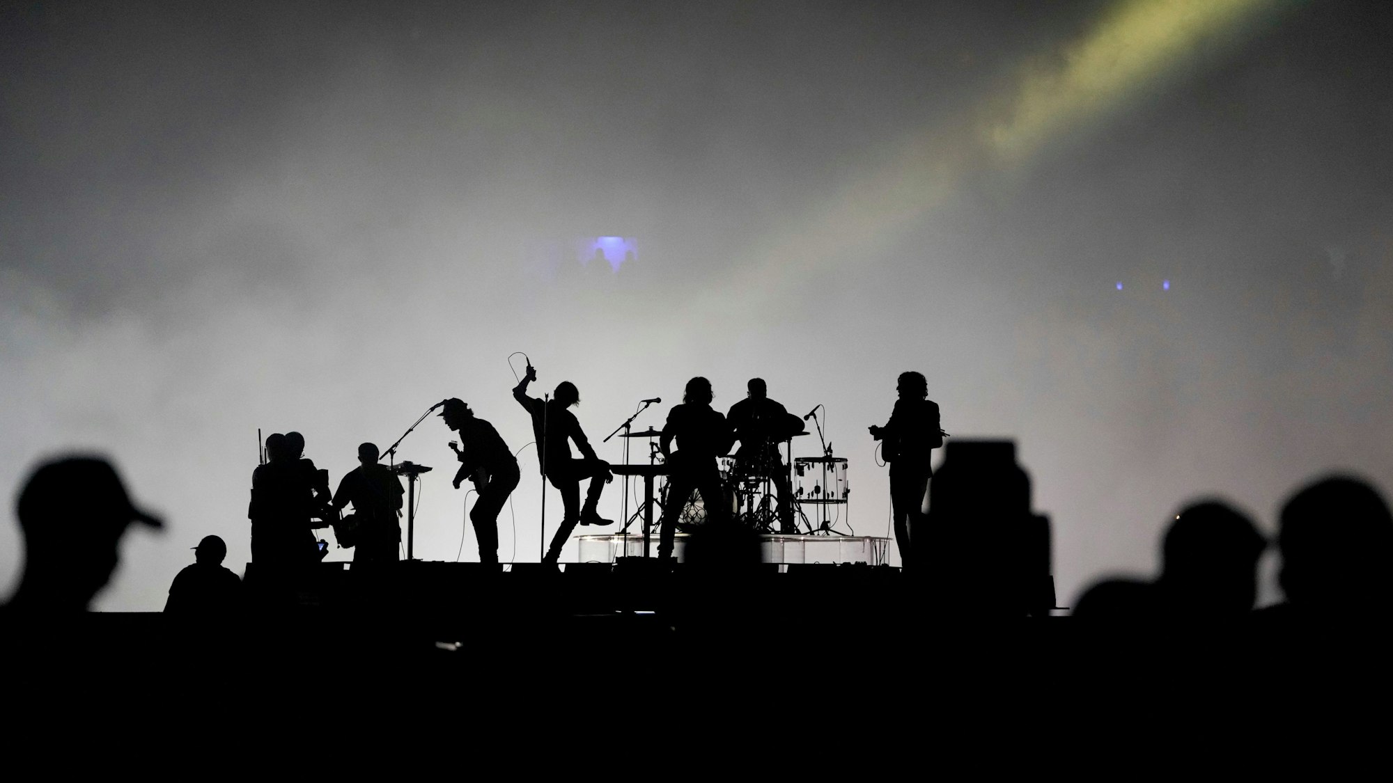 11.08.2024, Frankreich, Saint-Denis: Die Band Phoenix tritt während der Abschlussfeier der Olympischen Sommerspiele 2024 im Stade de France auf.